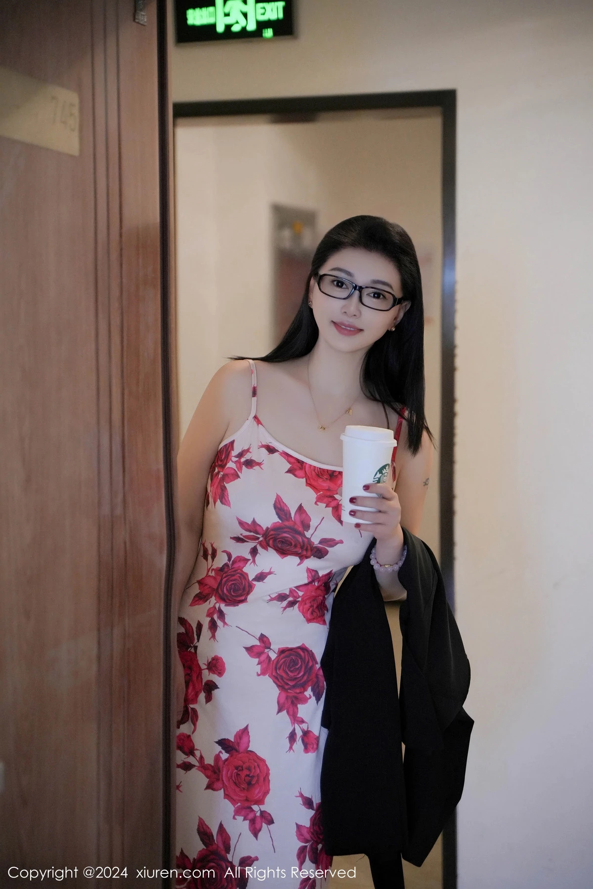 [[XiuRen秀人网]秀人网]No.8468_模特雅茹老师厨房场景性感红色图案长裙秀柔美身姿完美诱惑写真79P