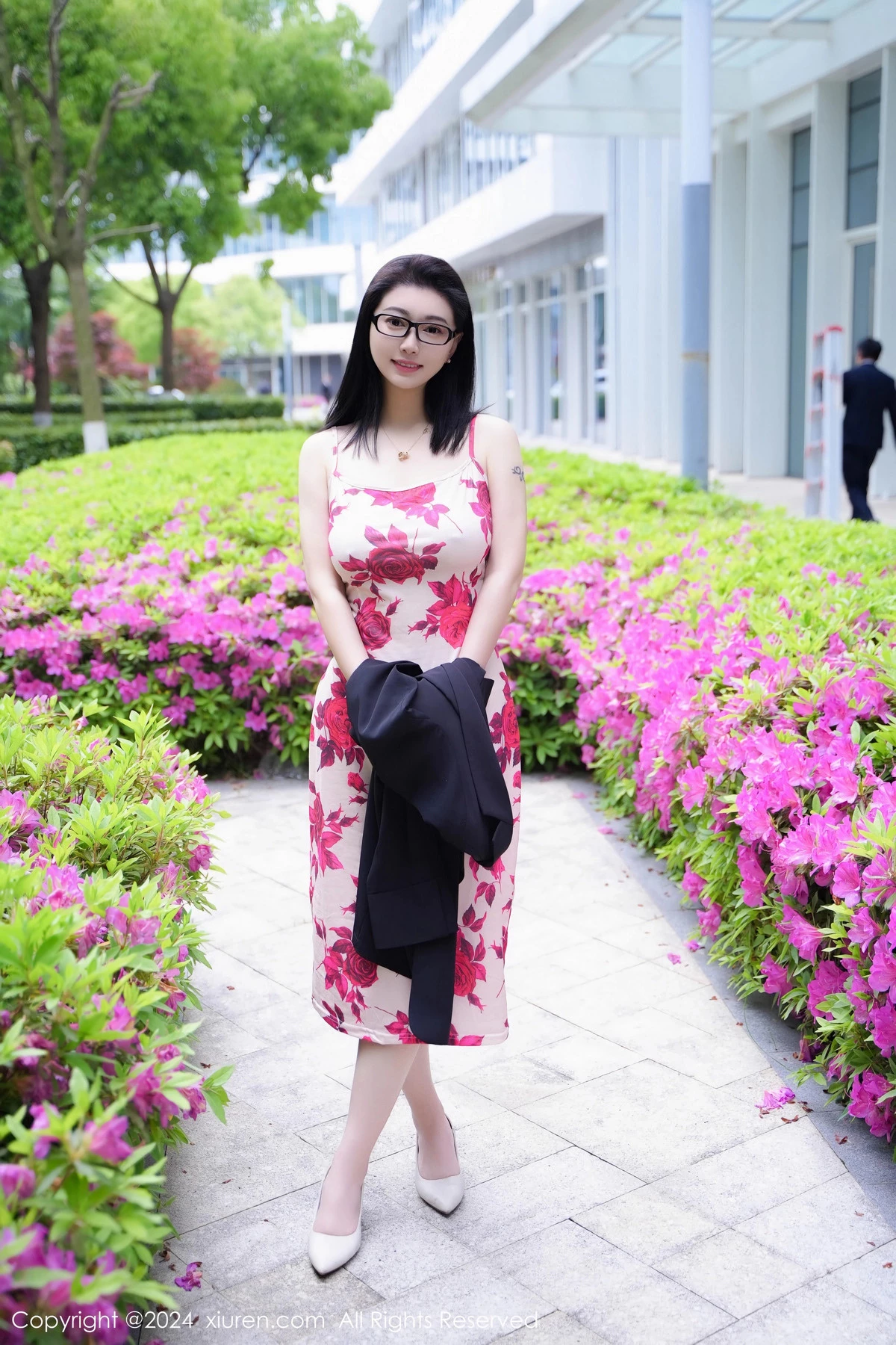 [[XiuRen秀人网]秀人网]No.8468_模特雅茹老师厨房场景性感红色图案长裙秀柔美身姿完美诱惑写真79P