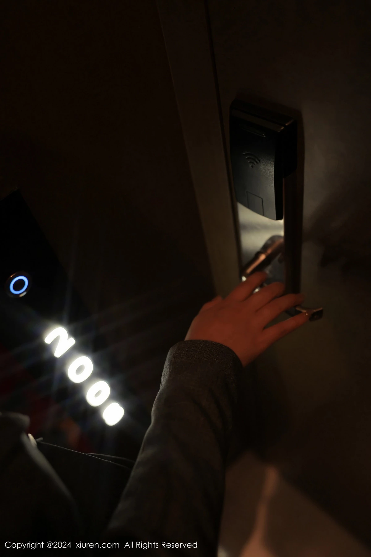 [[XiuRen秀人网]秀人网]No.8496_模特金小依性感灰色职业装露黑色蕾丝内衣配超薄黑丝魅惑写真82P