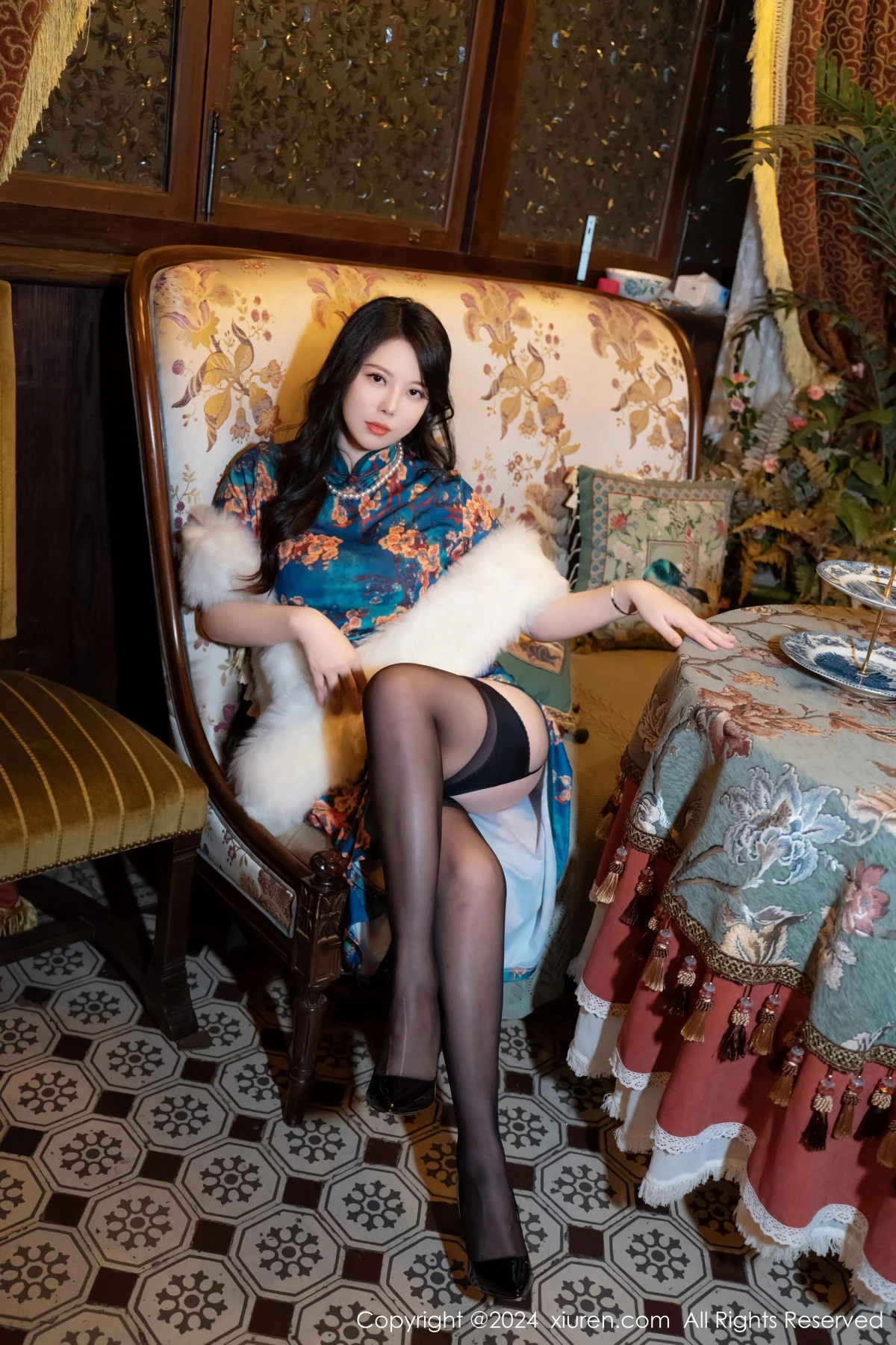 [[XiuRen秀人网]秀人网]No.8476_模特白茹雪性感深色旗袍露红色内衣配黑丝袜秀完美身材诱惑写真60P