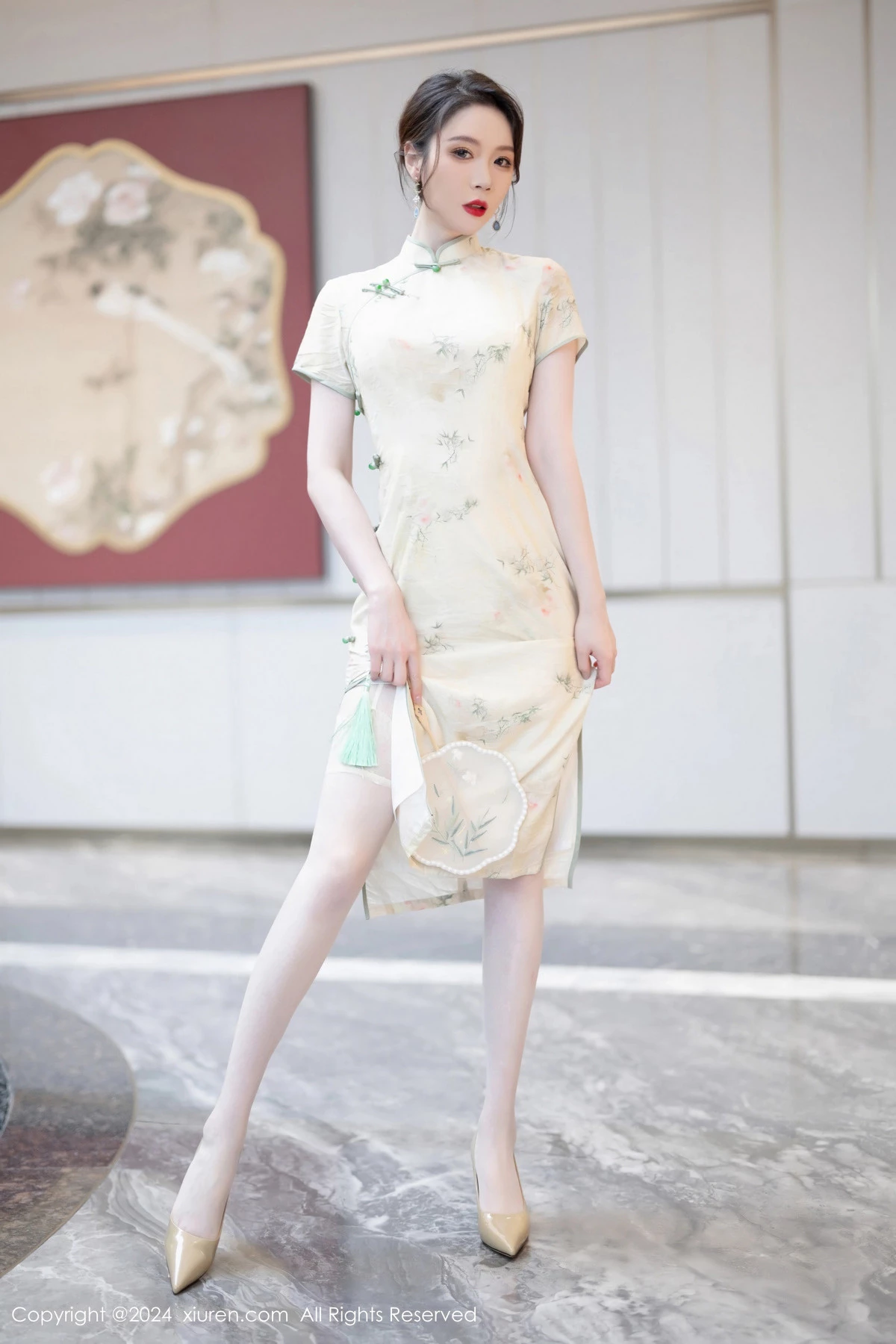 [[XiuRen秀人网]秀人网]No.8497_模特梦心玥性感浅黄色旗袍配肉丝吊袜秀高挑曼妙身姿诱惑写真83P