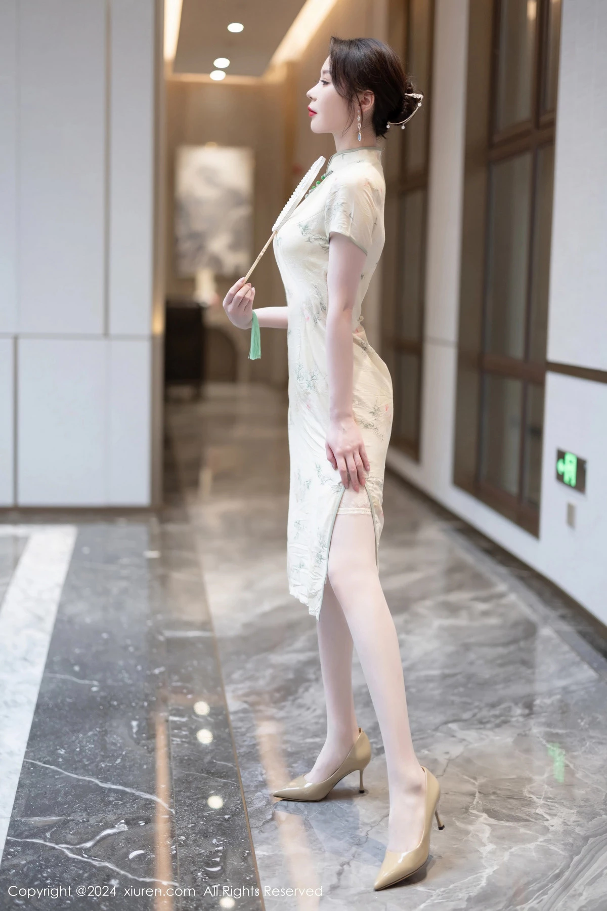 [[XiuRen秀人网]秀人网]No.8497_模特梦心玥性感浅黄色旗袍配肉丝吊袜秀高挑曼妙身姿诱惑写真83P