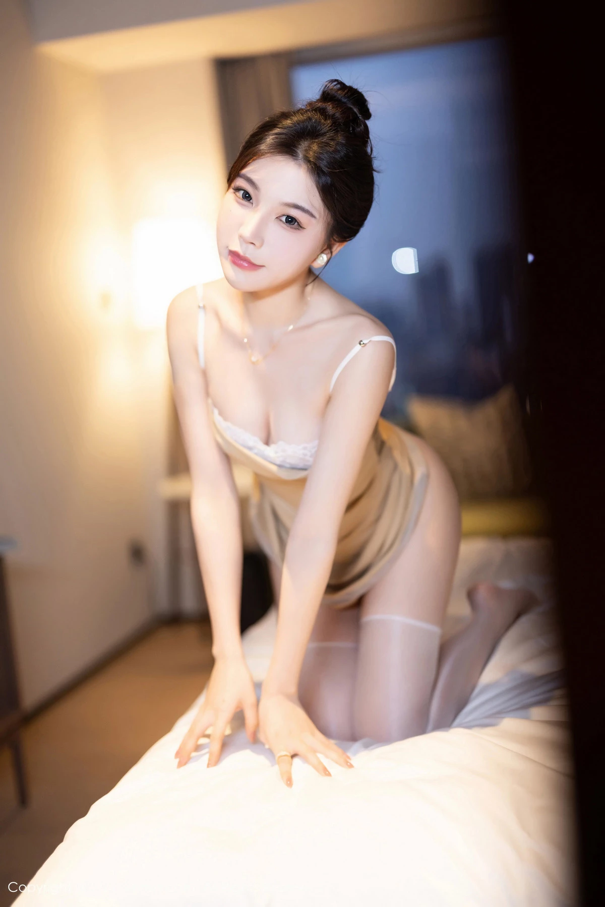 [[XiuRen秀人网]秀人网]No.8491_女神徐莉芝Booty性感杏色连衣短裙配白丝袜秀曼妙身姿迷人写真85P