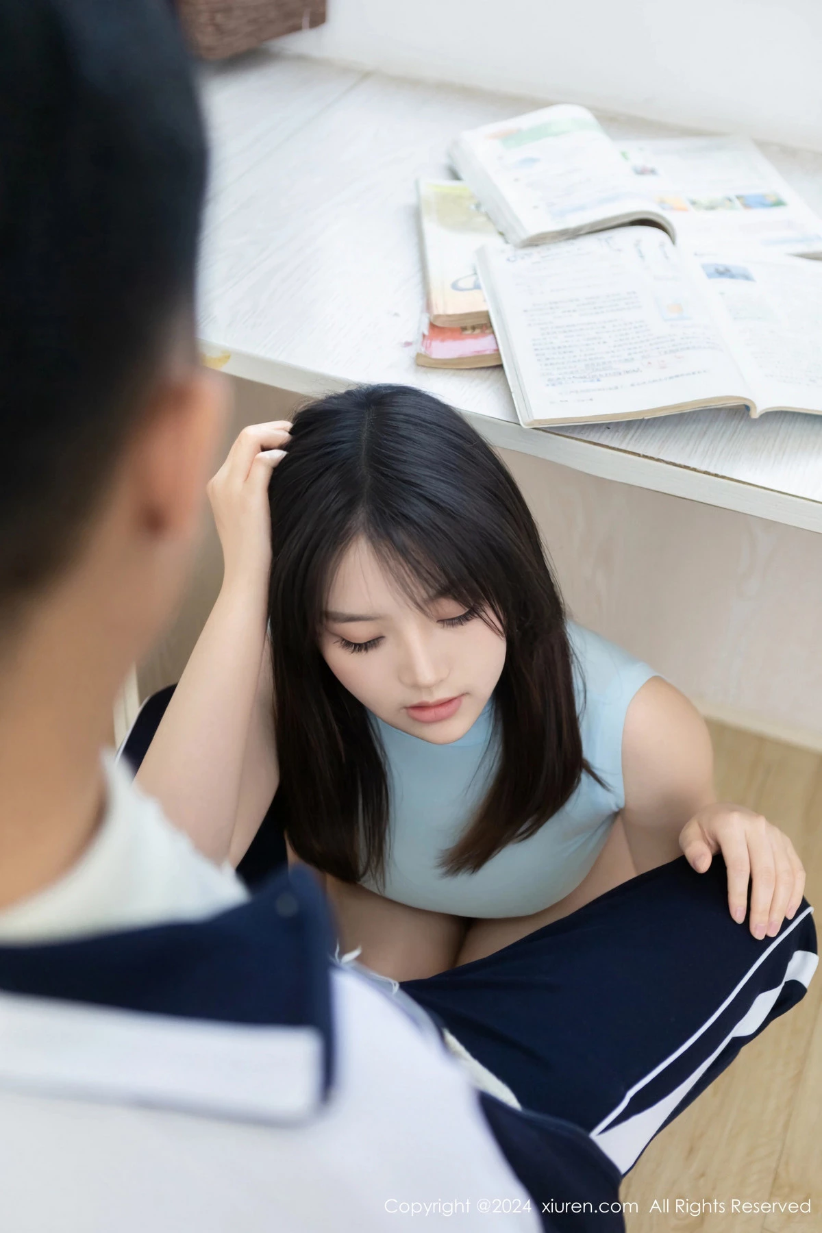 [[XiuRen秀人网]秀人网]No.8482_模特豆瓣酱性感浅蓝上衣配白短裙露超薄肉丝秀丰满身材诱惑写真119P