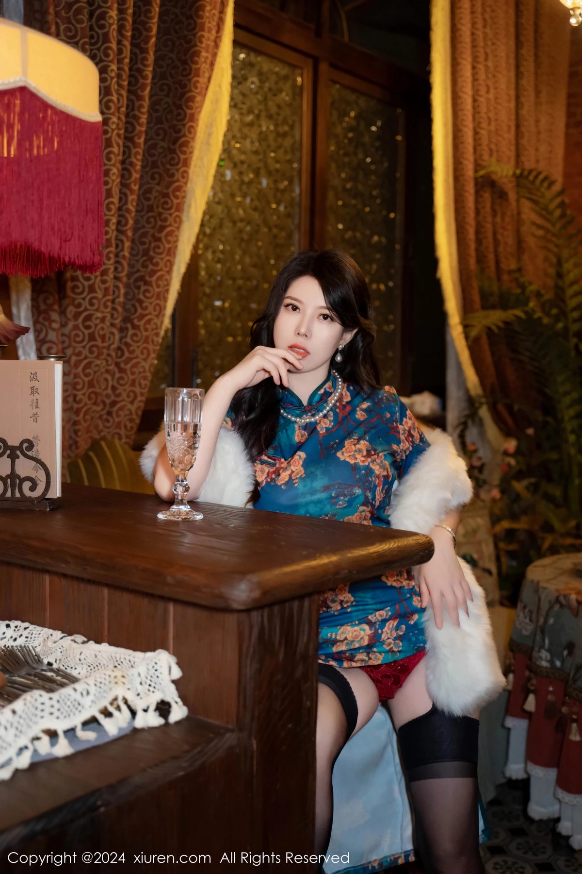 [[XiuRen秀人网]秀人网]No.8476_模特白茹雪性感深色旗袍露红色内衣配黑丝袜秀完美身材诱惑写真60P