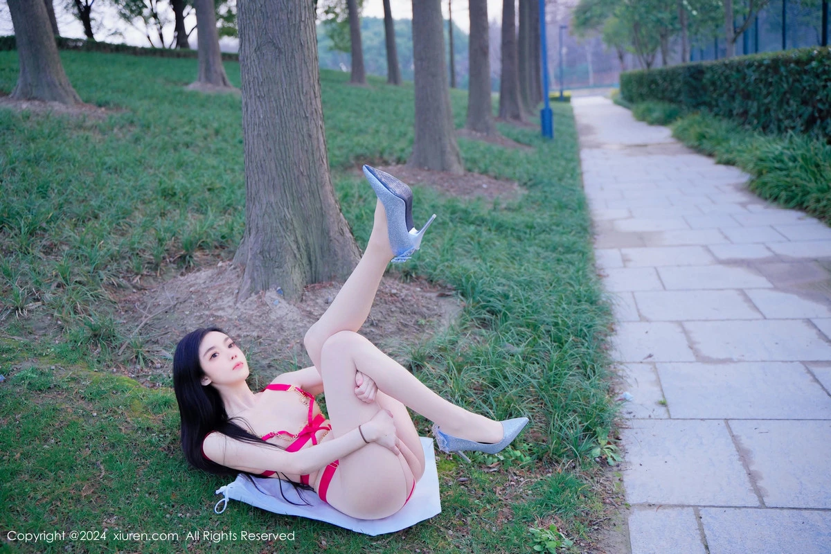 [[XiuRen秀人网]秀人网]No.8489_模特龙雪儿户外性感红色情趣服饰配开档白丝秀惹火身材诱惑写真49P