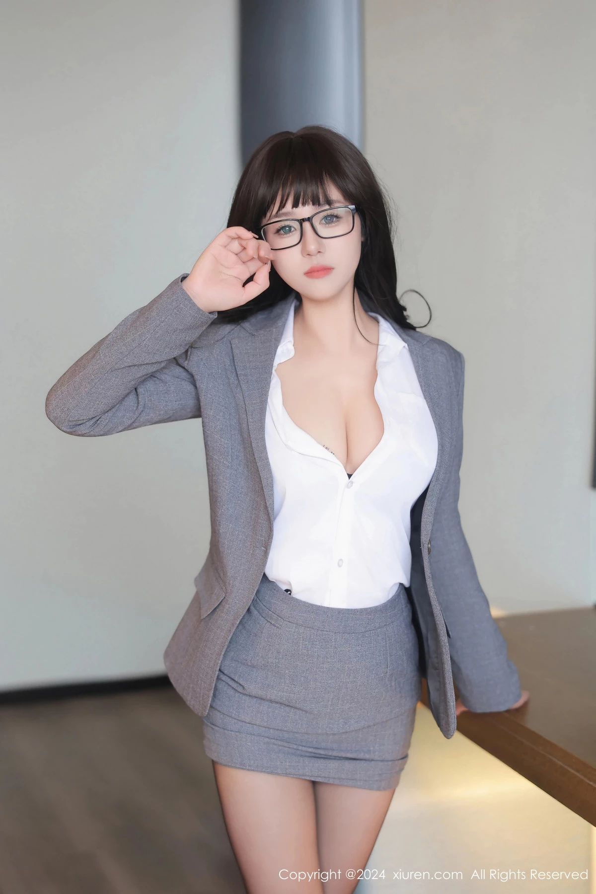 [[XiuRen秀人网]秀人网]No.8496_模特金小依性感灰色职业装露黑色蕾丝内衣配超薄黑丝魅惑写真82P