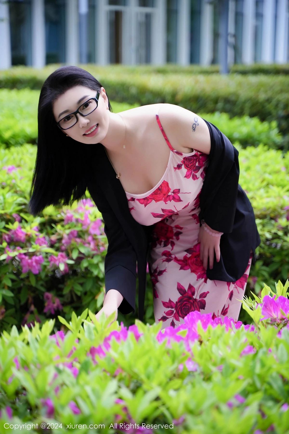 [[XiuRen秀人网]秀人网]No.8468_模特雅茹老师厨房场景性感红色图案长裙秀柔美身姿完美诱惑写真79P