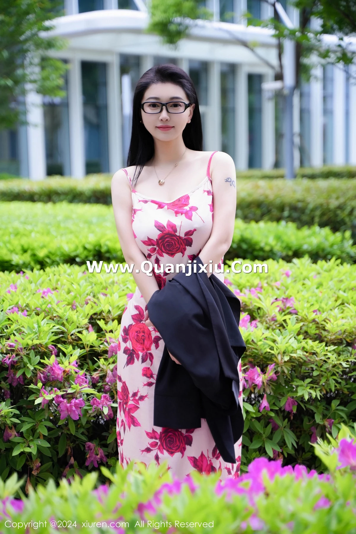 [[XiuRen秀人网]秀人网]No.8468_模特雅茹老师厨房场景性感红色图案长裙秀柔美身姿完美诱惑写真79P