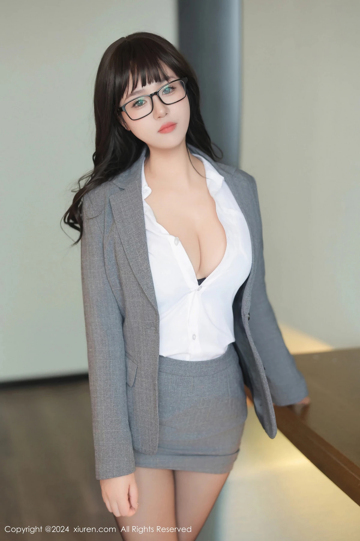 [[XiuRen秀人网]秀人网]No.8496_模特金小依性感灰色职业装露黑色蕾丝内衣配超薄黑丝魅惑写真82P