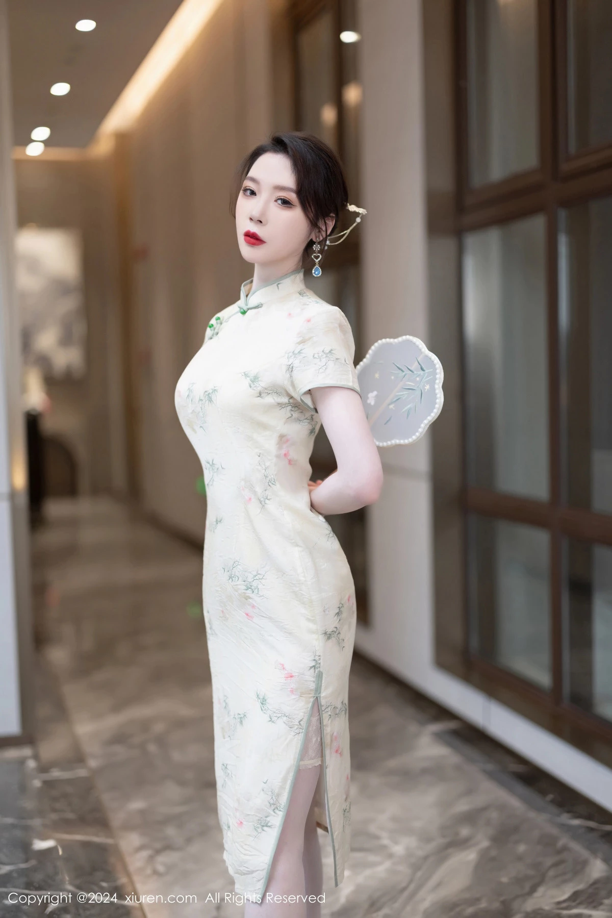 [[XiuRen秀人网]秀人网]No.8497_模特梦心玥性感浅黄色旗袍配肉丝吊袜秀高挑曼妙身姿诱惑写真83P