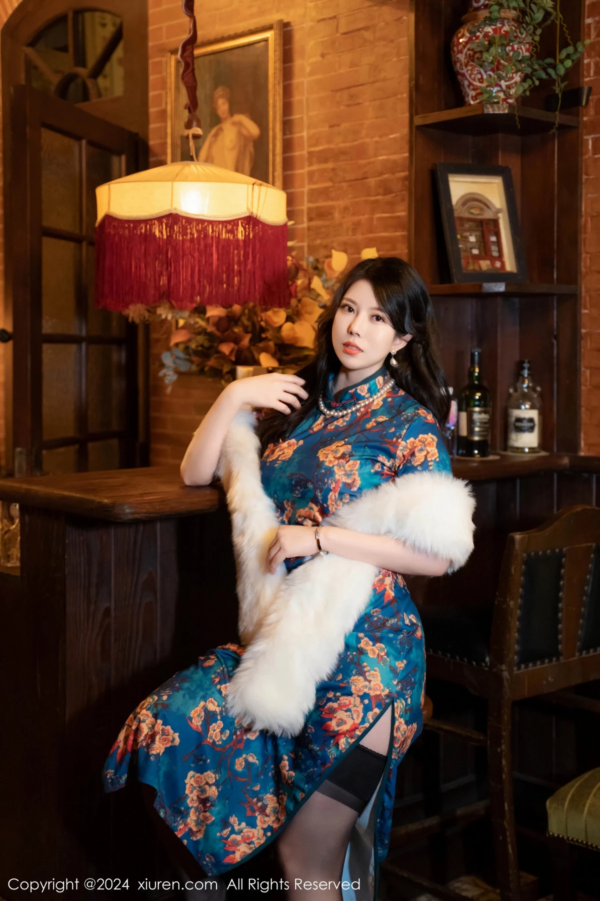 [[XiuRen秀人网]秀人网]No.8476_模特白茹雪性感深色旗袍露红色内衣配黑丝袜秀完美身材诱惑写真60P