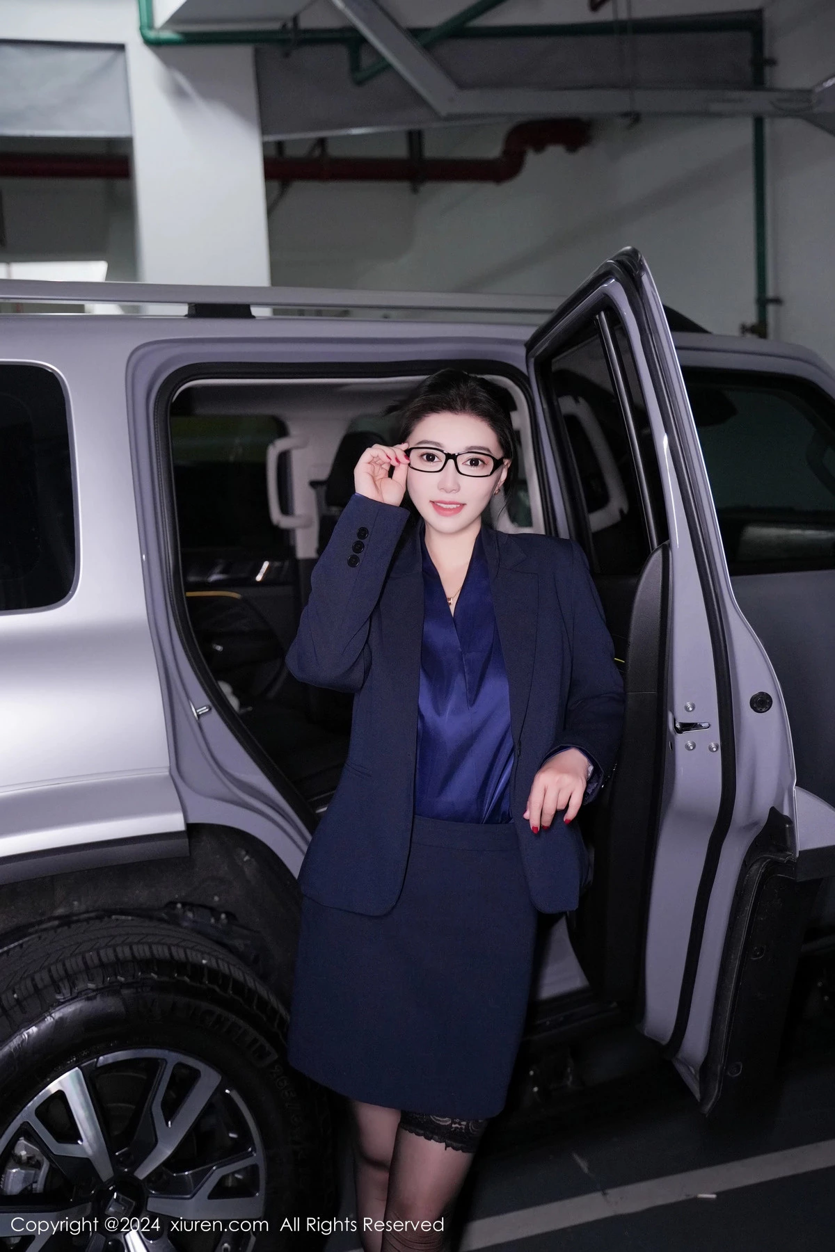 [[XiuRen秀人网]秀人网]No.8495_模特雅茹老师车内场景性感蓝色制服露黑色蕾丝内衣完美诱惑写真88P