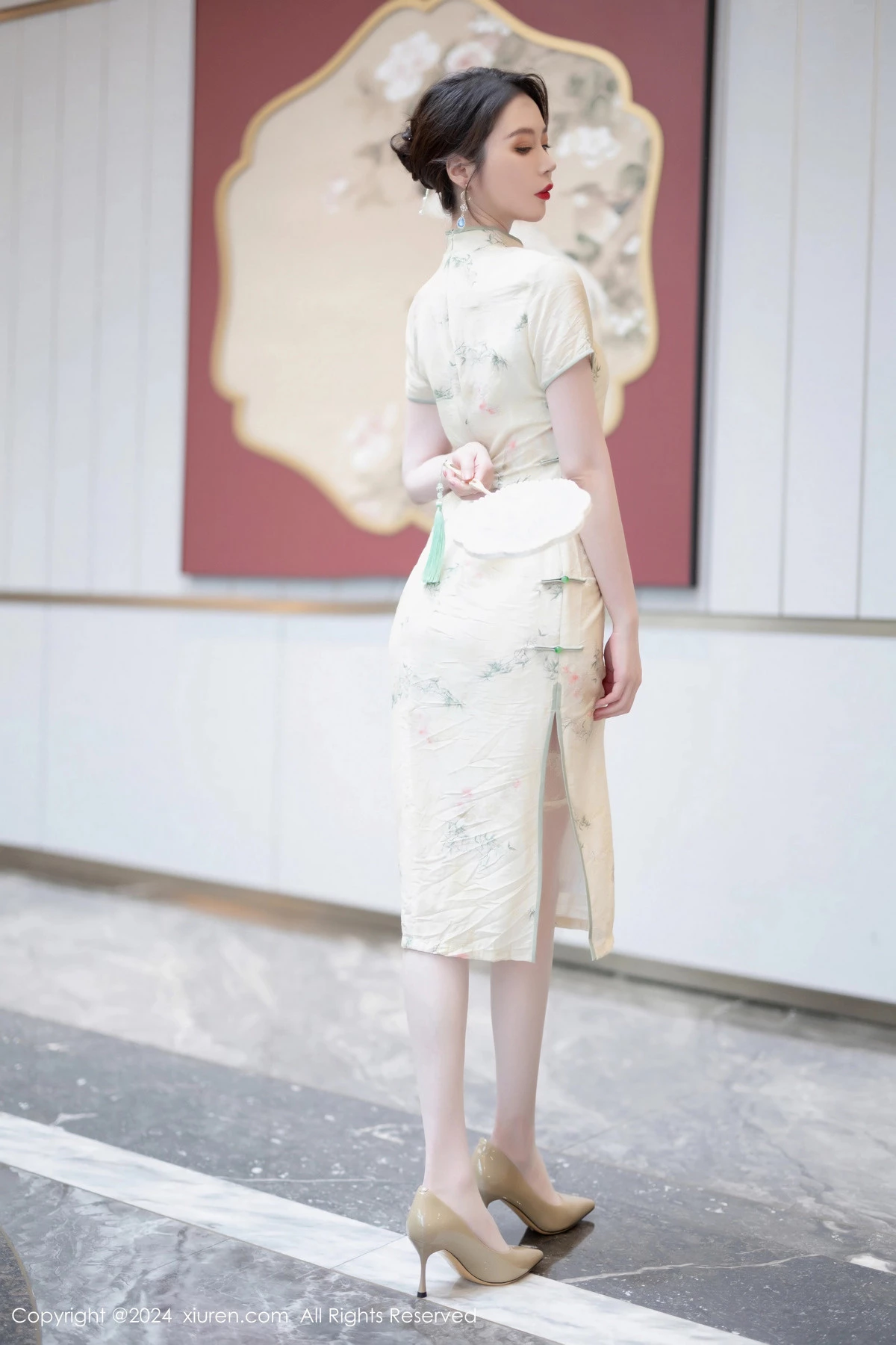 [[XiuRen秀人网]秀人网]No.8497_模特梦心玥性感浅黄色旗袍配肉丝吊袜秀高挑曼妙身姿诱惑写真83P