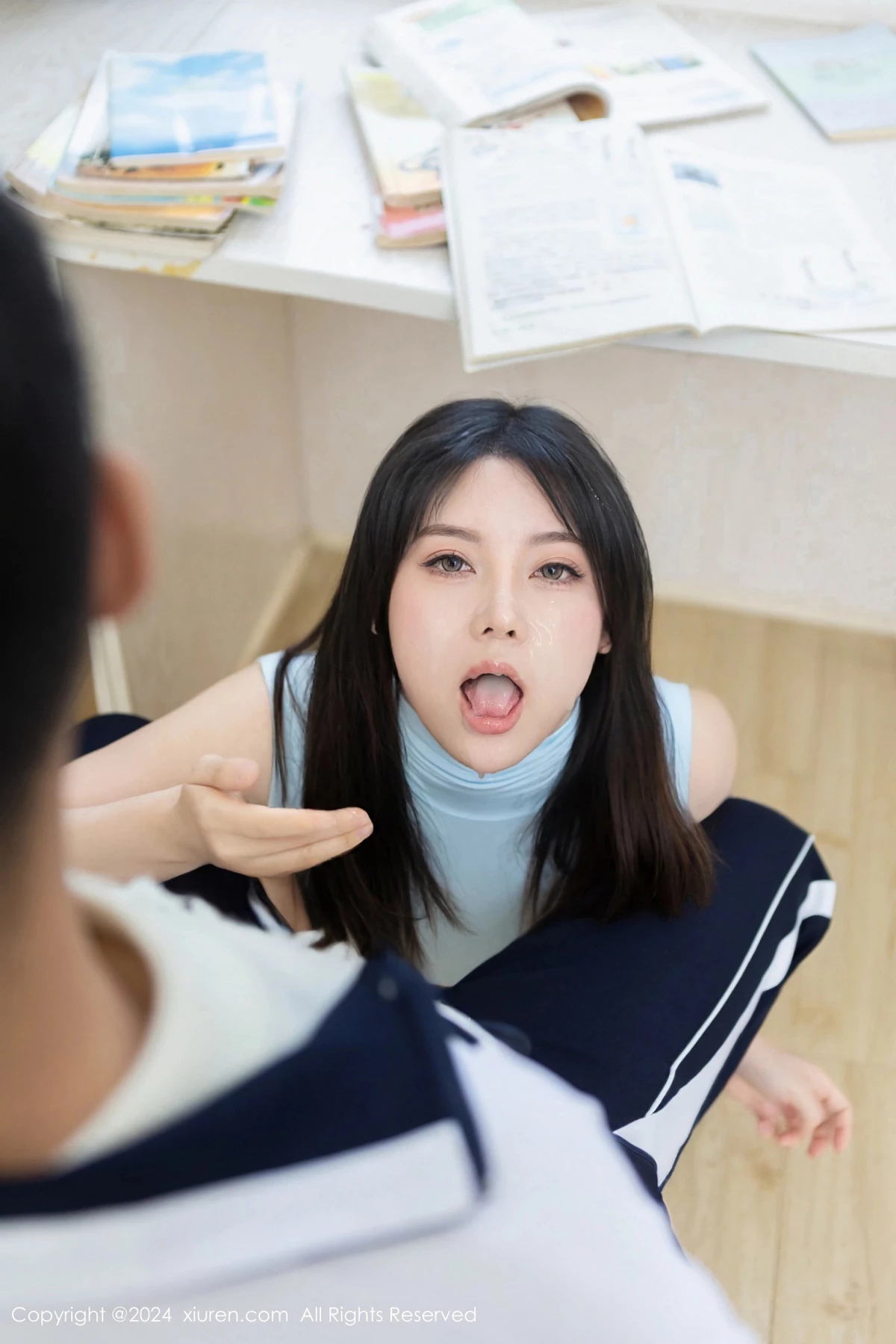 [[XiuRen秀人网]秀人网]No.8482_模特豆瓣酱性感浅蓝上衣配白短裙露超薄肉丝秀丰满身材诱惑写真119P