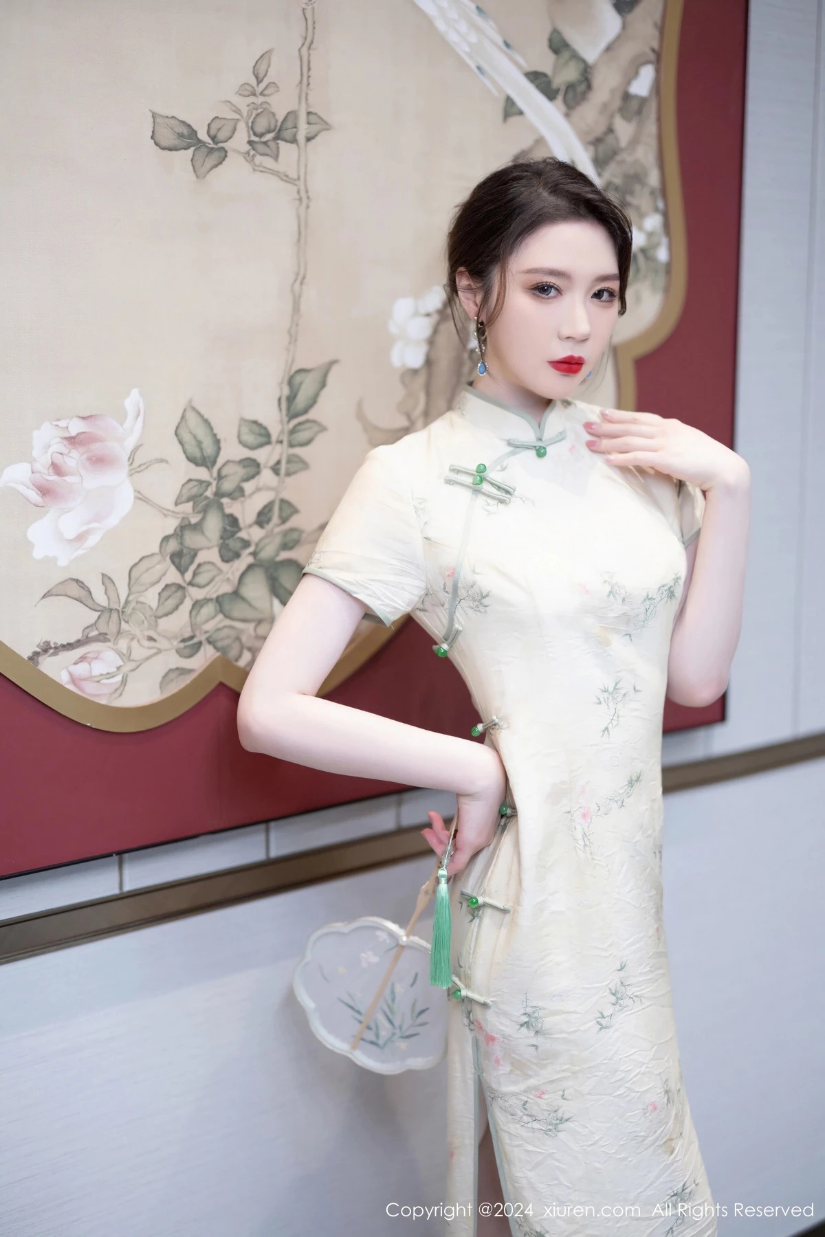 [[XiuRen秀人网]秀人网]No.8497_模特梦心玥性感浅黄色旗袍配肉丝吊袜秀高挑曼妙身姿诱惑写真83P