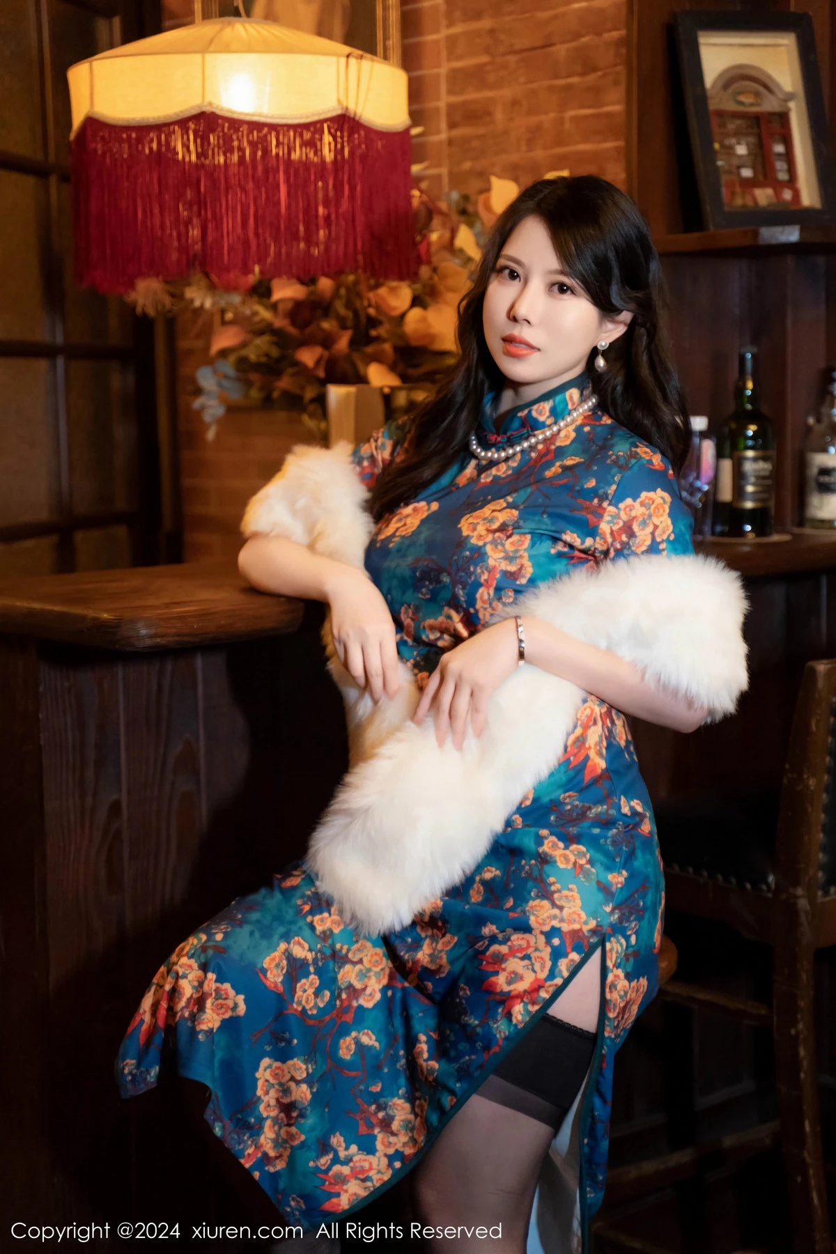 [[XiuRen秀人网]秀人网]No.8476_模特白茹雪性感深色旗袍露红色内衣配黑丝袜秀完美身材诱惑写真60P