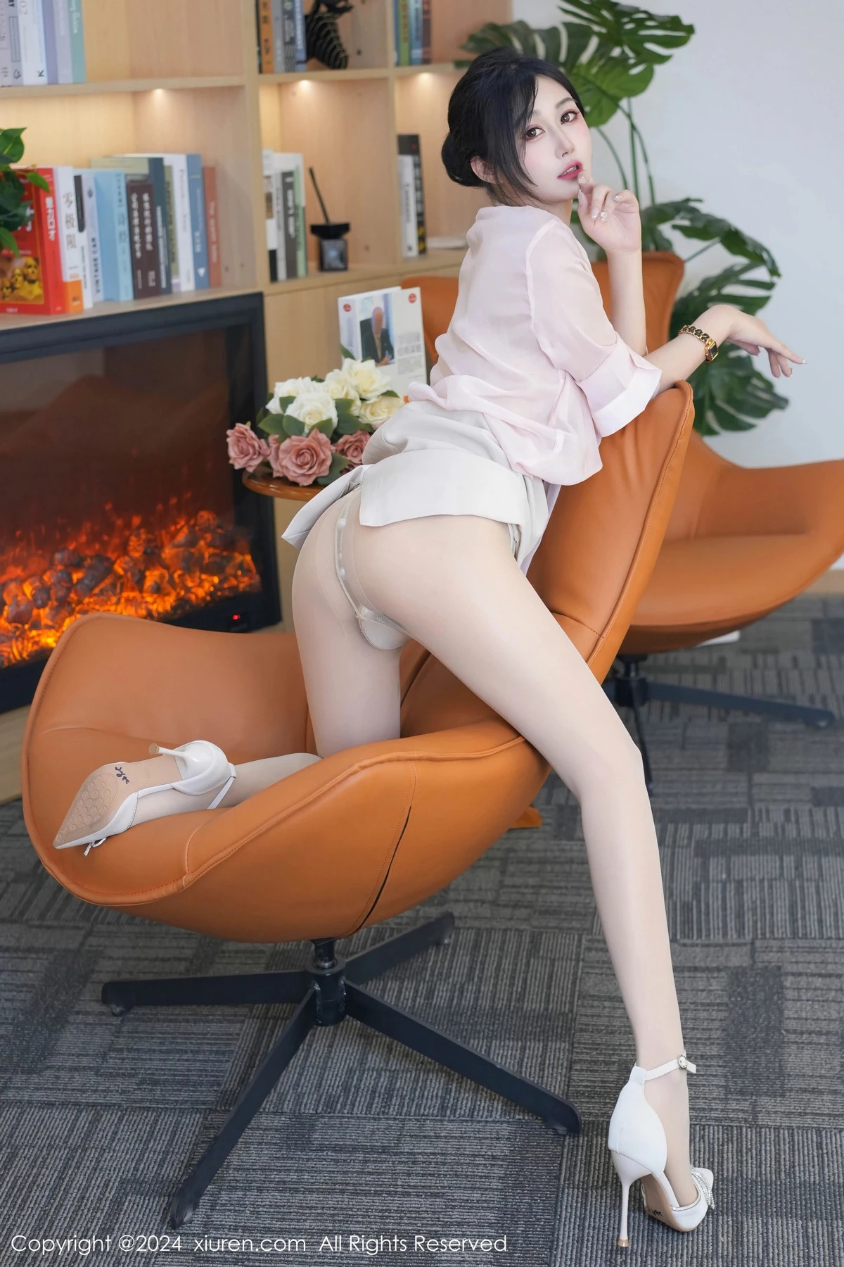 [[XiuRen秀人网]秀人网]No.8477_模特laura阿姣性感粉色上衣配白短裙露超薄肉丝秀美腿诱惑写真70P