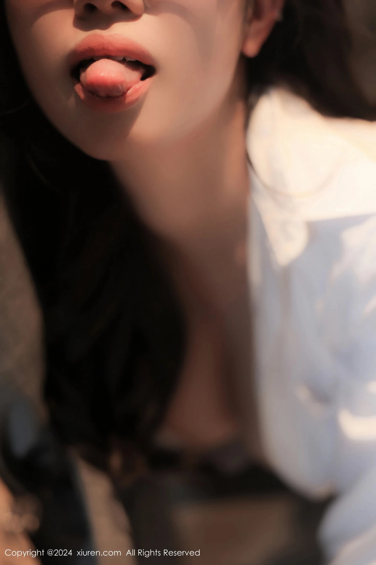 [[XiuRen秀人网]秀人网]No.8496_模特金小依性感灰色职业装露黑色蕾丝内衣配超薄黑丝魅惑写真82P