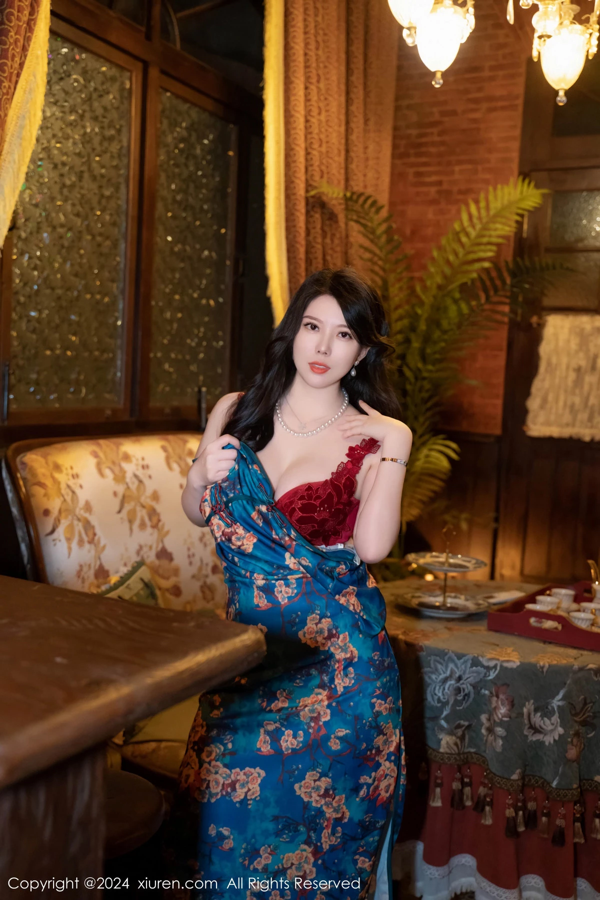 [[XiuRen秀人网]秀人网]No.8476_模特白茹雪性感深色旗袍露红色内衣配黑丝袜秀完美身材诱惑写真60P