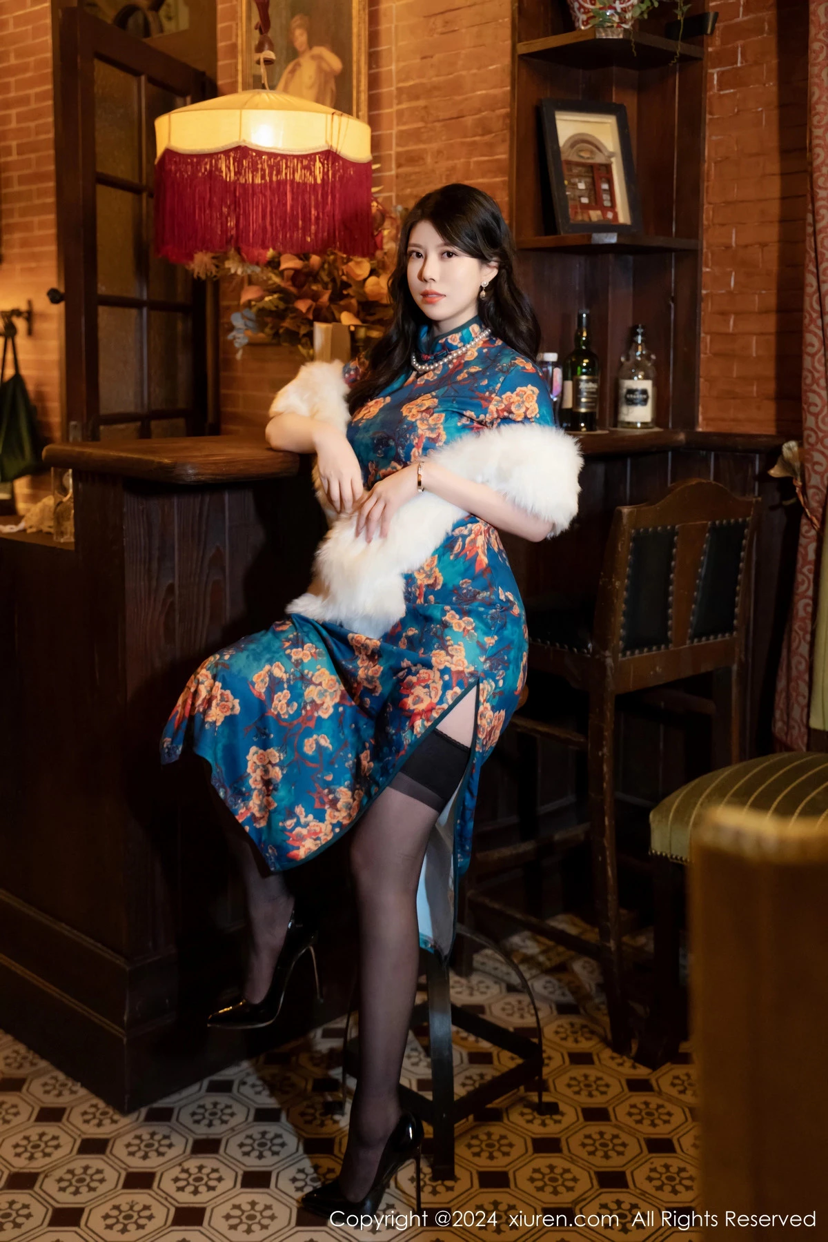 [[XiuRen秀人网]秀人网]No.8476_模特白茹雪性感深色旗袍露红色内衣配黑丝袜秀完美身材诱惑写真60P