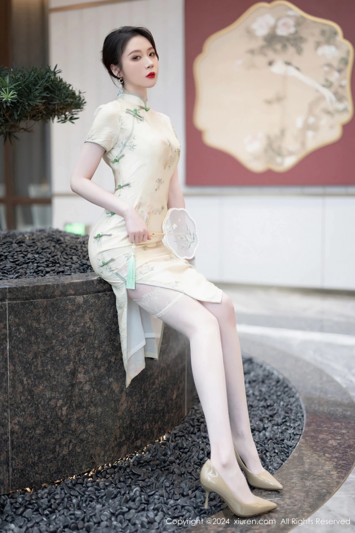 [[XiuRen秀人网]秀人网]No.8497_模特梦心玥性感浅黄色旗袍配肉丝吊袜秀高挑曼妙身姿诱惑写真83P