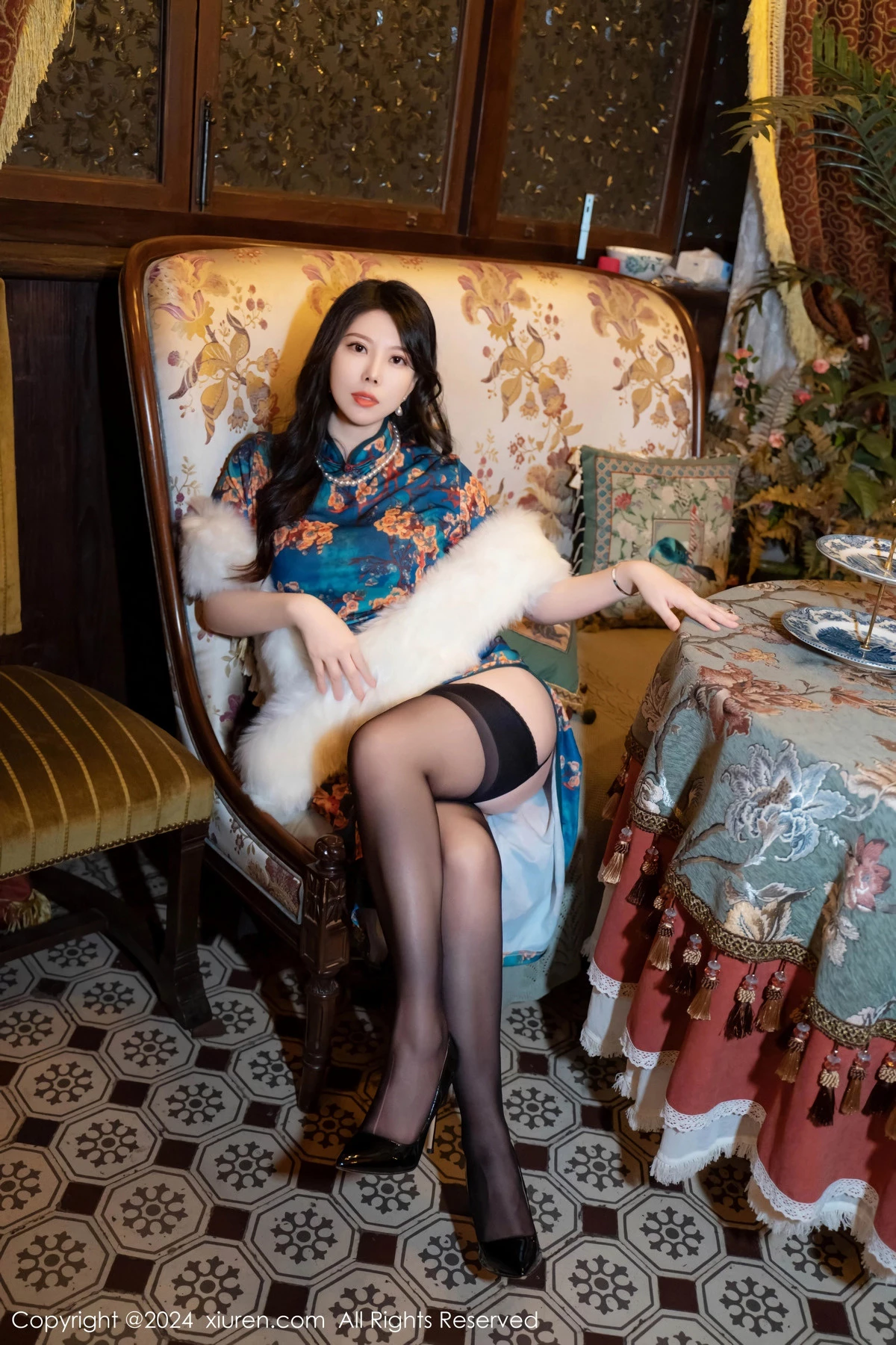 [[XiuRen秀人网]秀人网]No.8476_模特白茹雪性感深色旗袍露红色内衣配黑丝袜秀完美身材诱惑写真60P