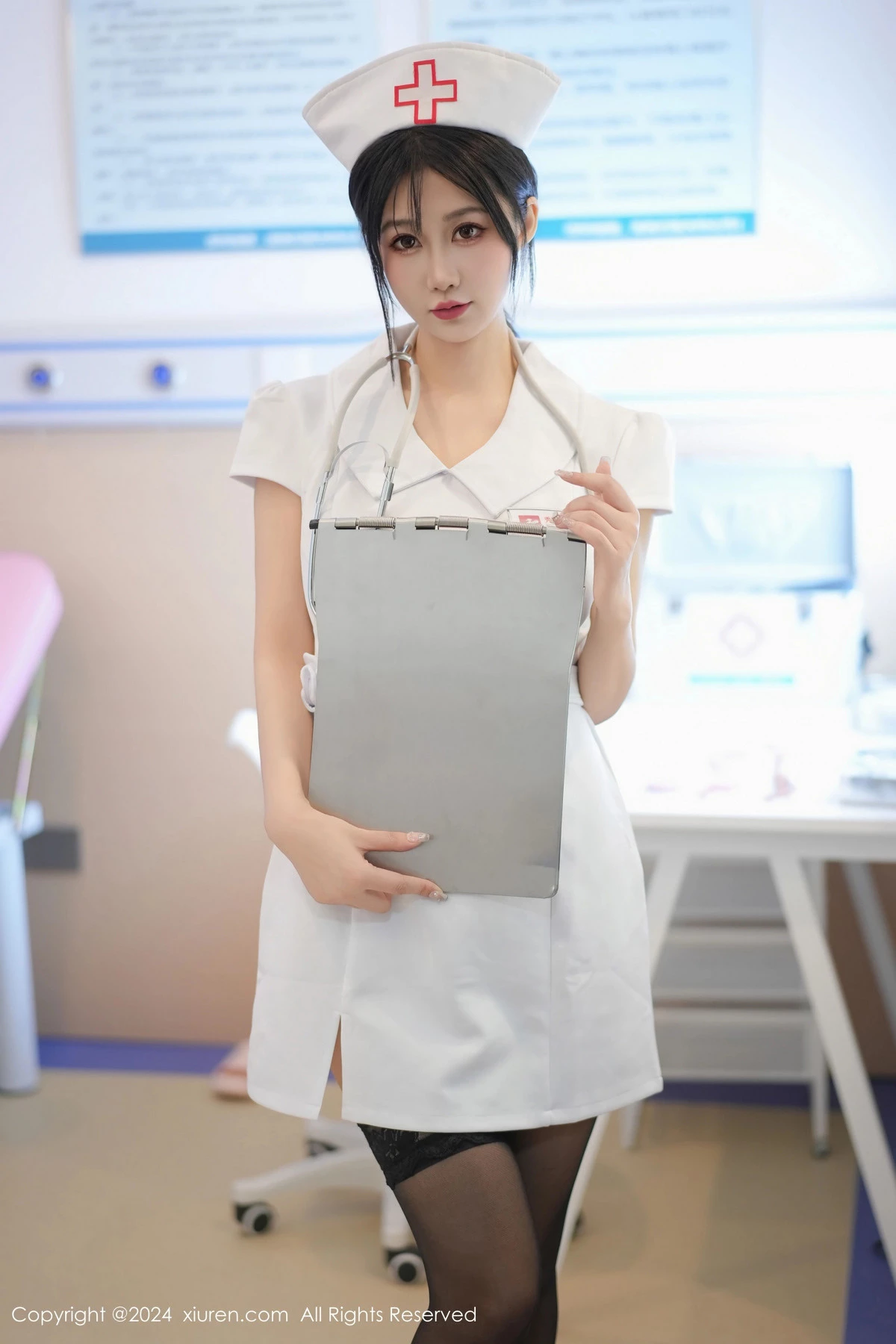 [[XiuRen秀人网]秀人网]No.8512_模特laura阿姣性感白色护士服配黑丝袜半脱秀豪乳翘臀诱惑写真87P