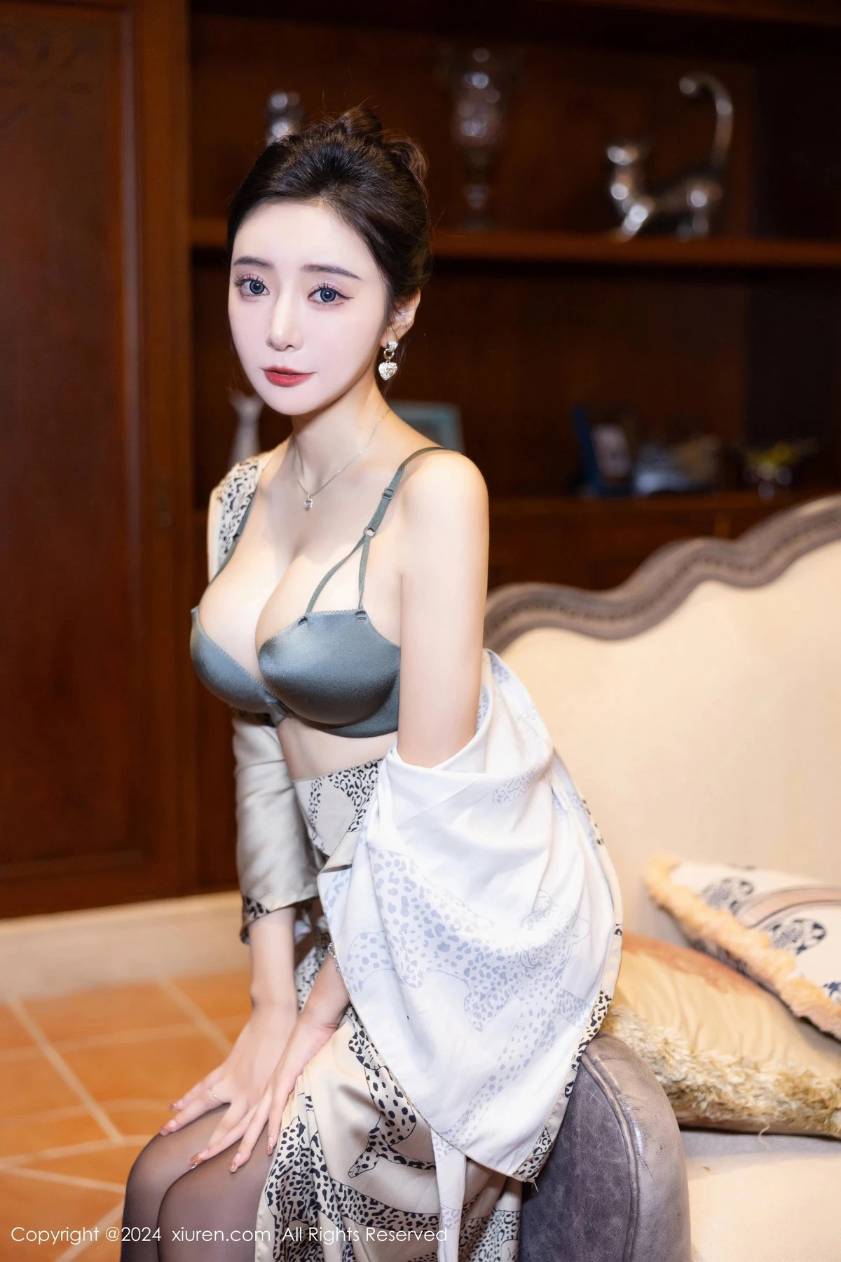 [[XiuRen秀人网]秀人网]No.8510_女神王馨瑶yanni性感睡衣露灰绿色内衣配超薄黑丝完美诱惑写真82P