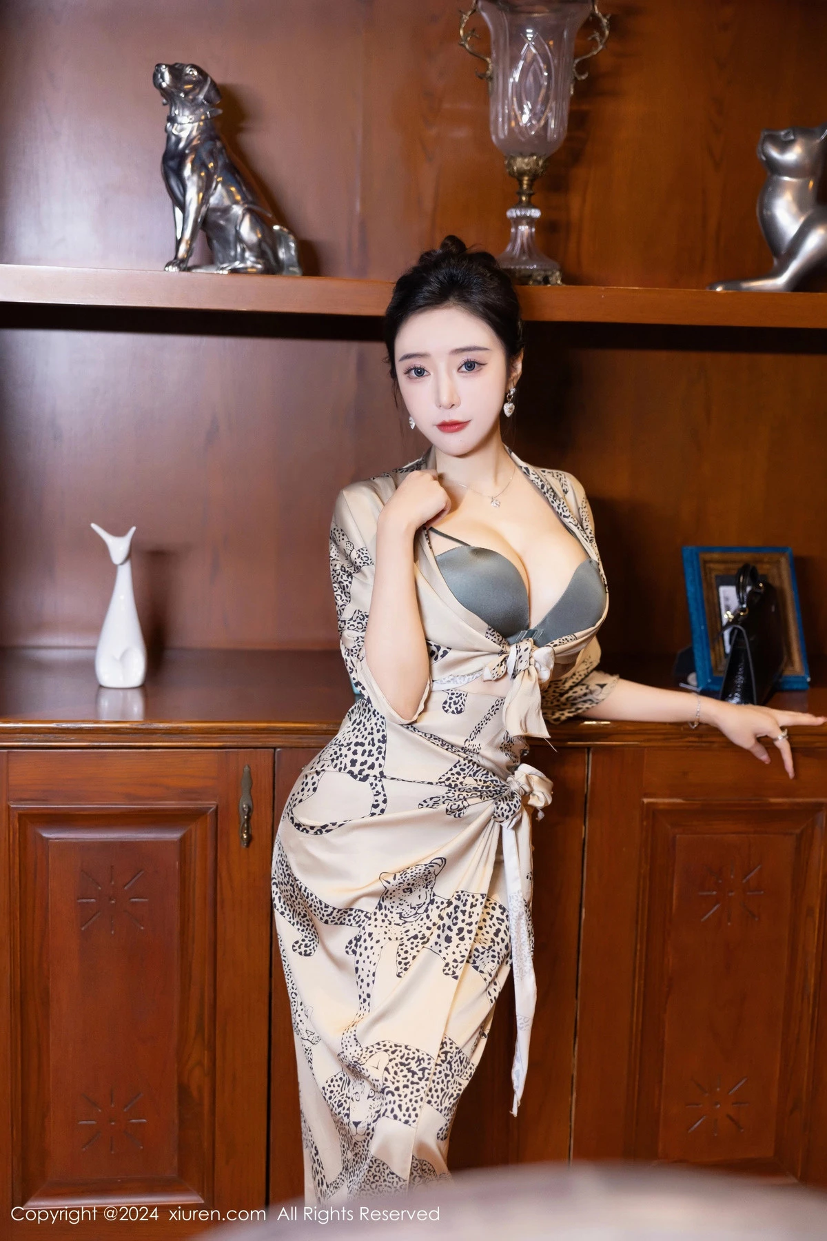 [[XiuRen秀人网]秀人网]No.8510_女神王馨瑶yanni性感睡衣露灰绿色内衣配超薄黑丝完美诱惑写真82P