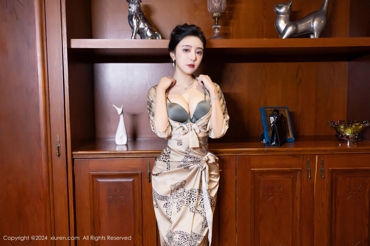 [[XiuRen秀人网]秀人网]No.8510_女神王馨瑶yanni性感睡衣露灰绿色内衣配超薄黑丝完美诱惑写真82P