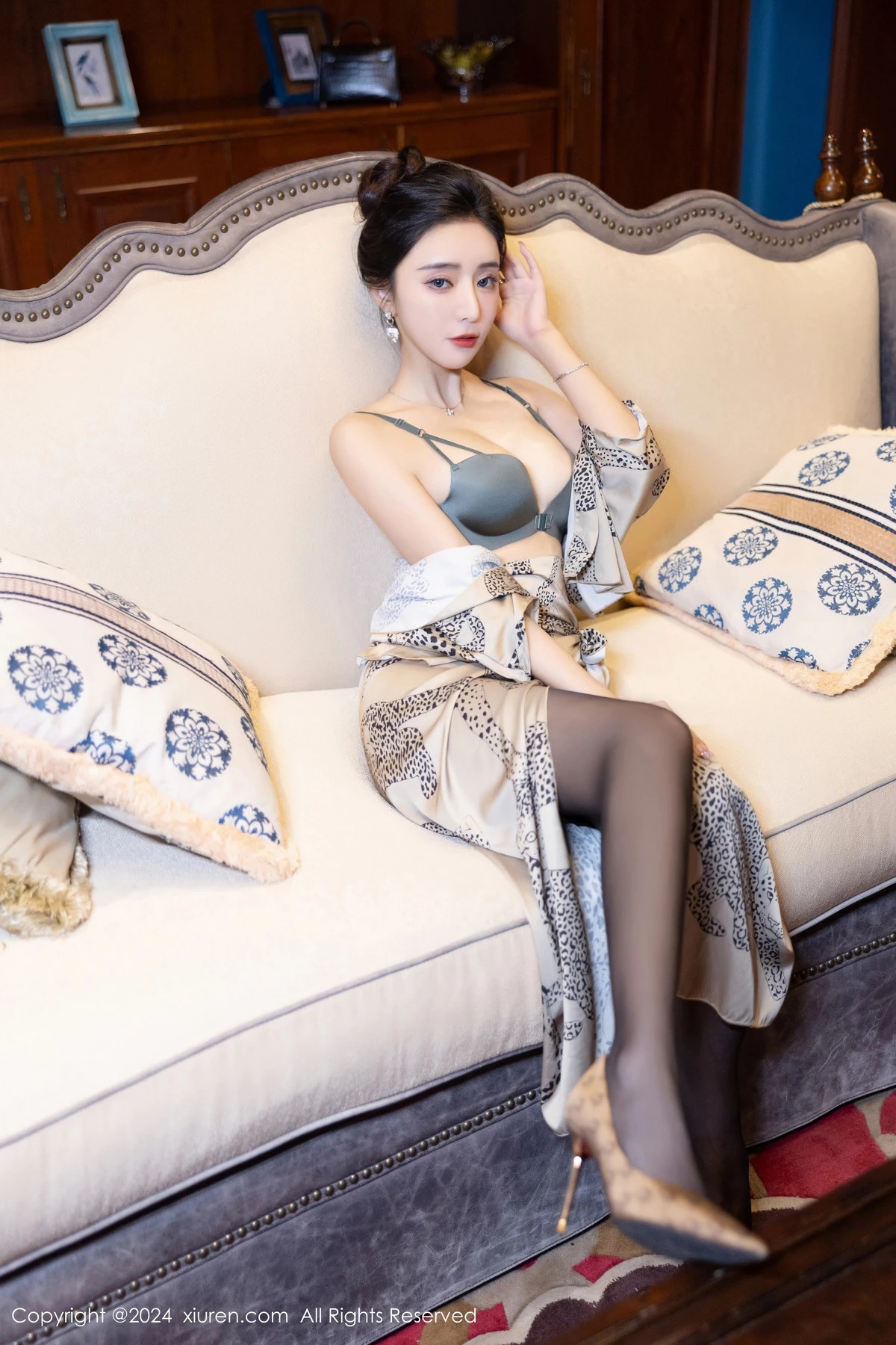 [[XiuRen秀人网]秀人网]No.8510_女神王馨瑶yanni性感睡衣露灰绿色内衣配超薄黑丝完美诱惑写真82P