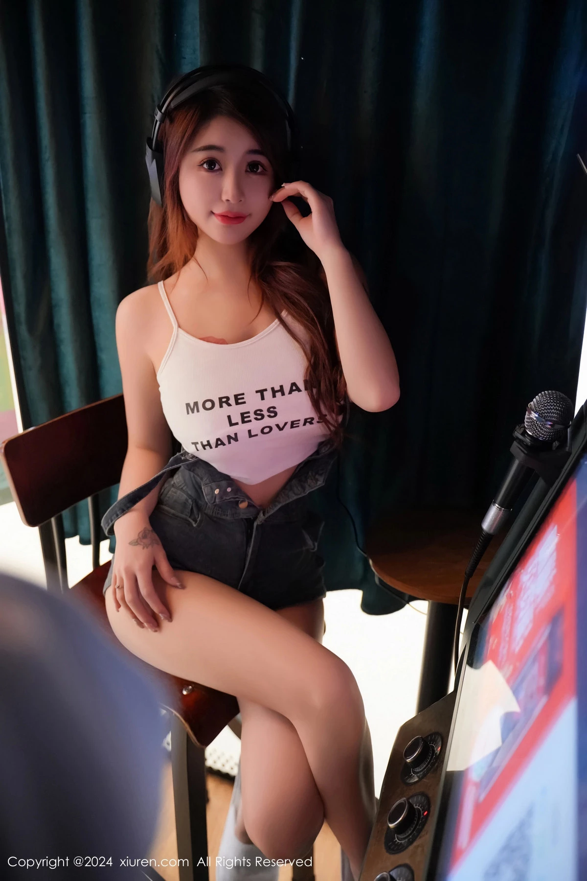 [[XiuRen秀人网]秀人网]No.8506_模特美七Mia性感白色服饰配牛仔裤半脱秀丰腴身材惹火诱惑写真99P