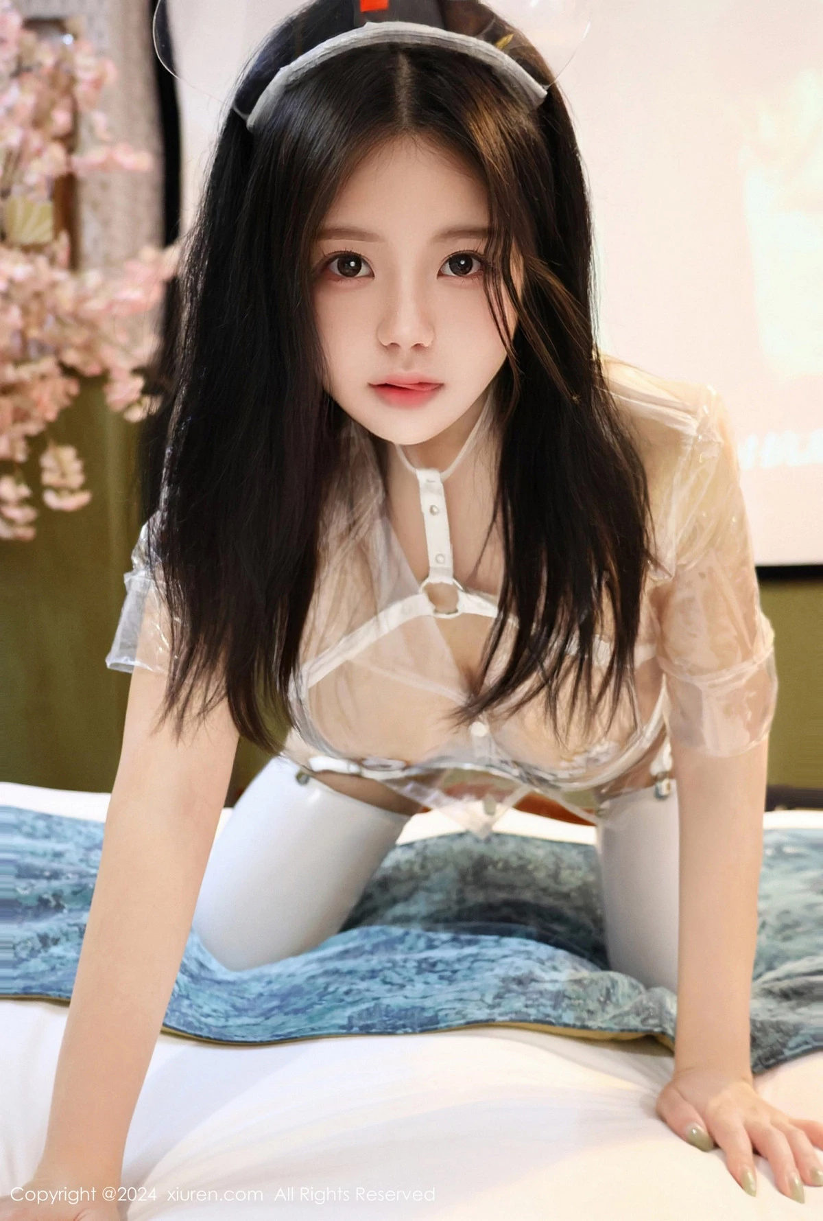 [[XiuRen秀人网]秀人网]No.8517_模特小薯条nienie性感花色睡衣+透明胶衣短裙秀惹火身材诱惑写真78P