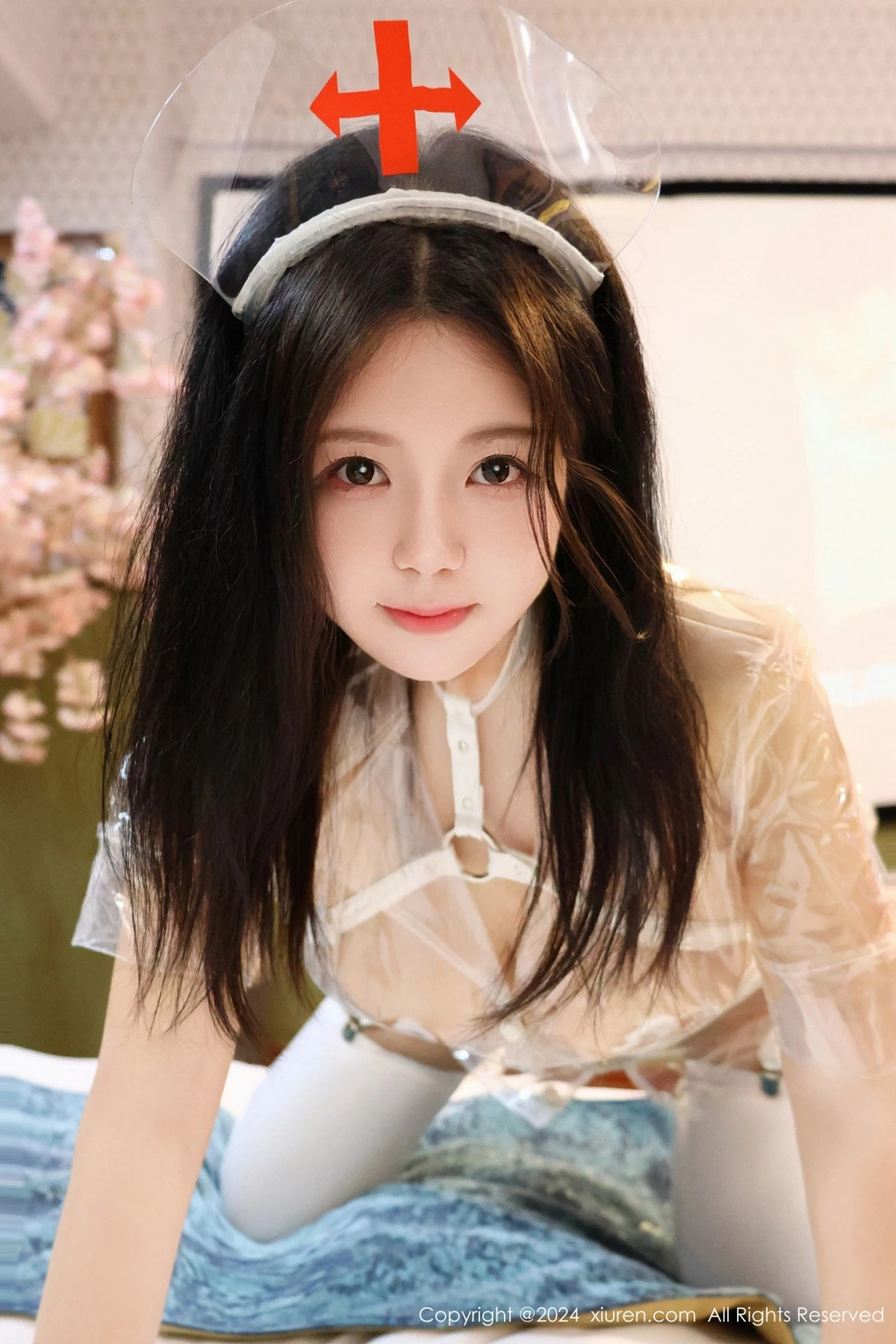 [[XiuRen秀人网]秀人网]No.8517_模特小薯条nienie性感花色睡衣+透明胶衣短裙秀惹火身材诱惑写真78P