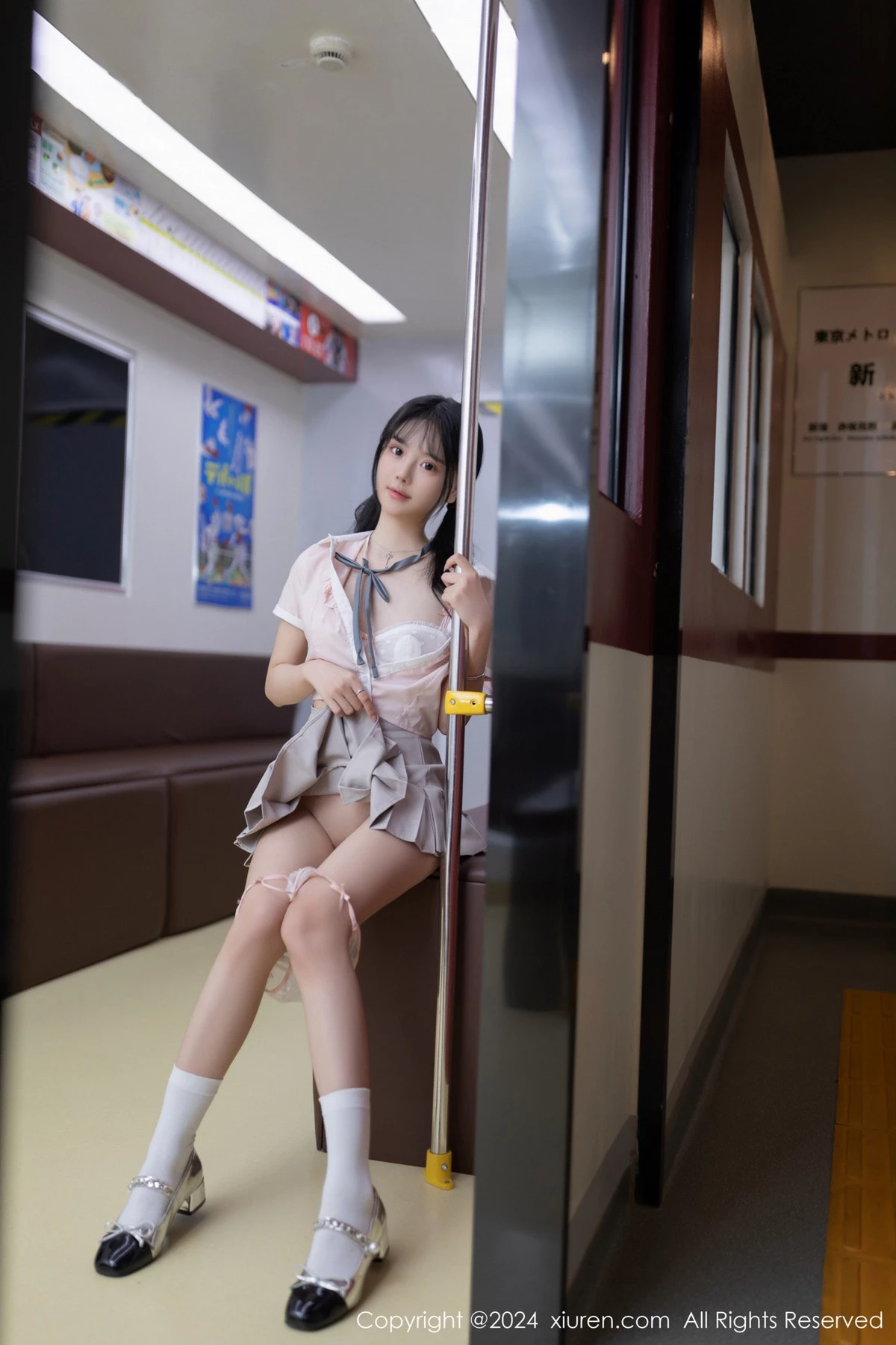 [[XiuRen秀人网]秀人网]No.8515_模特幼幼地铁场景性感浅色学妹制服半脱秀完美身材迷人诱惑写真80P