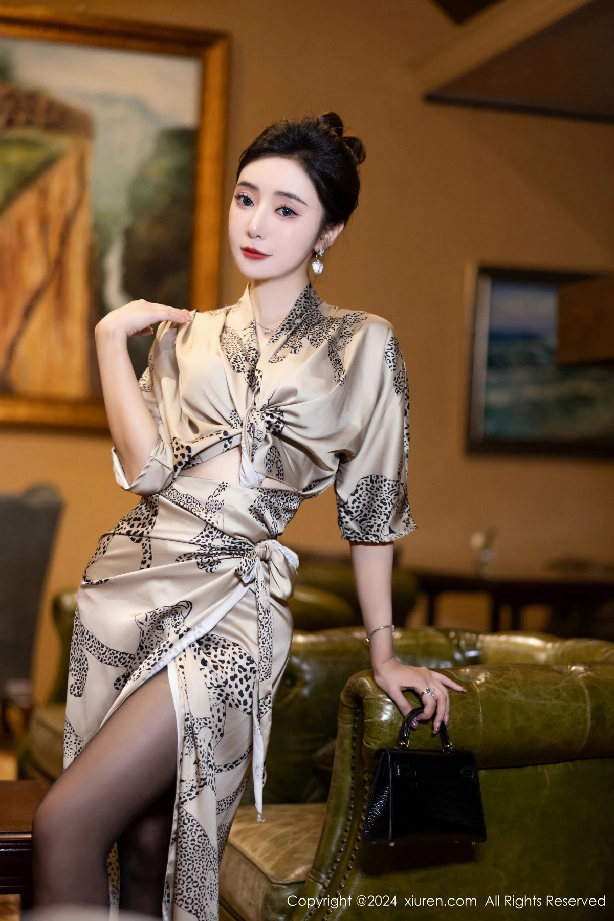 [[XiuRen秀人网]秀人网]No.8510_女神王馨瑶yanni性感睡衣露灰绿色内衣配超薄黑丝完美诱惑写真82P