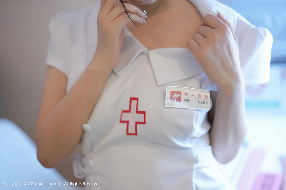 [[XiuRen秀人网]秀人网]No.8512_模特laura阿姣性感白色护士服配黑丝袜半脱秀豪乳翘臀诱惑写真87P