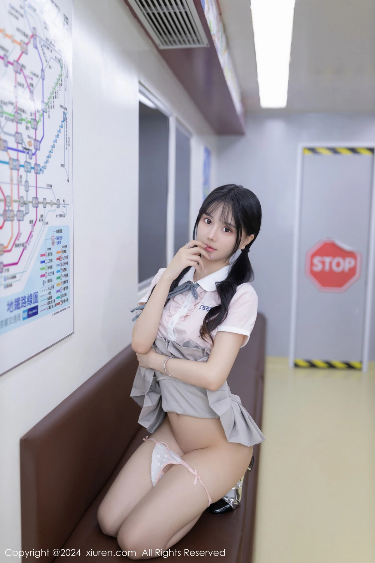 [[XiuRen秀人网]秀人网]No.8515_模特幼幼地铁场景性感浅色学妹制服半脱秀完美身材迷人诱惑写真80P