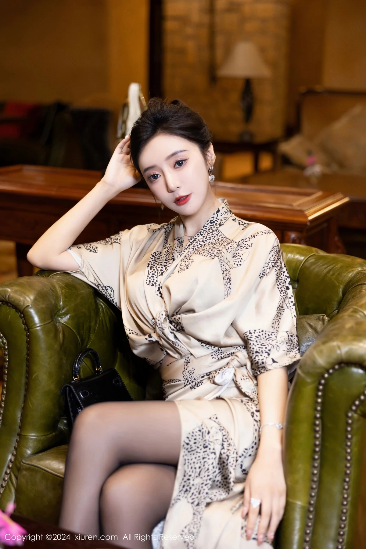 [[XiuRen秀人网]秀人网]No.8510_女神王馨瑶yanni性感睡衣露灰绿色内衣配超薄黑丝完美诱惑写真82P