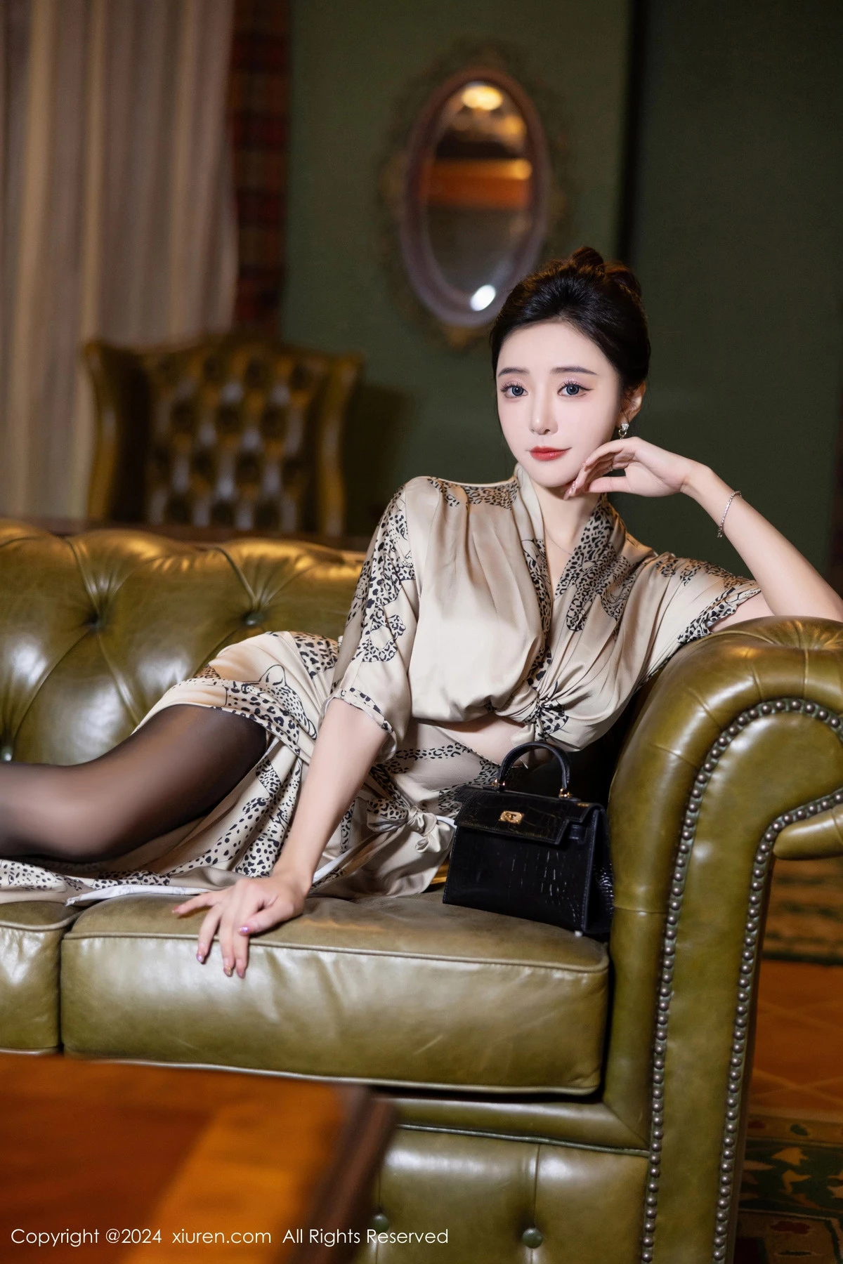 [[XiuRen秀人网]秀人网]No.8510_女神王馨瑶yanni性感睡衣露灰绿色内衣配超薄黑丝完美诱惑写真82P