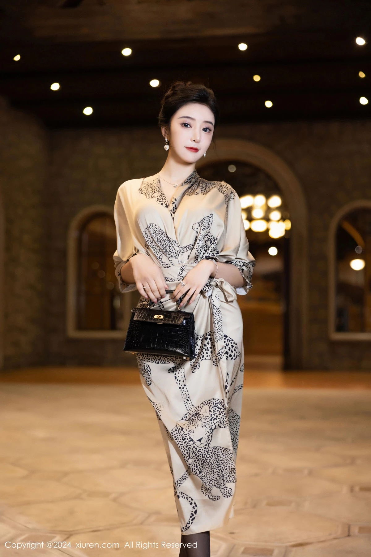 [[XiuRen秀人网]秀人网]No.8510_女神王馨瑶yanni性感睡衣露灰绿色内衣配超薄黑丝完美诱惑写真82P