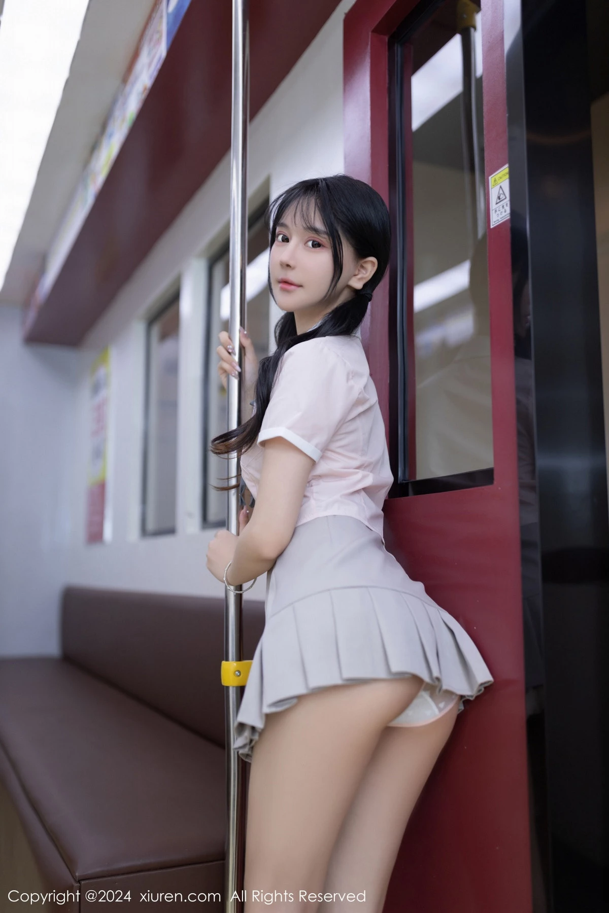 [[XiuRen秀人网]秀人网]No.8515_模特幼幼地铁场景性感浅色学妹制服半脱秀完美身材迷人诱惑写真80P