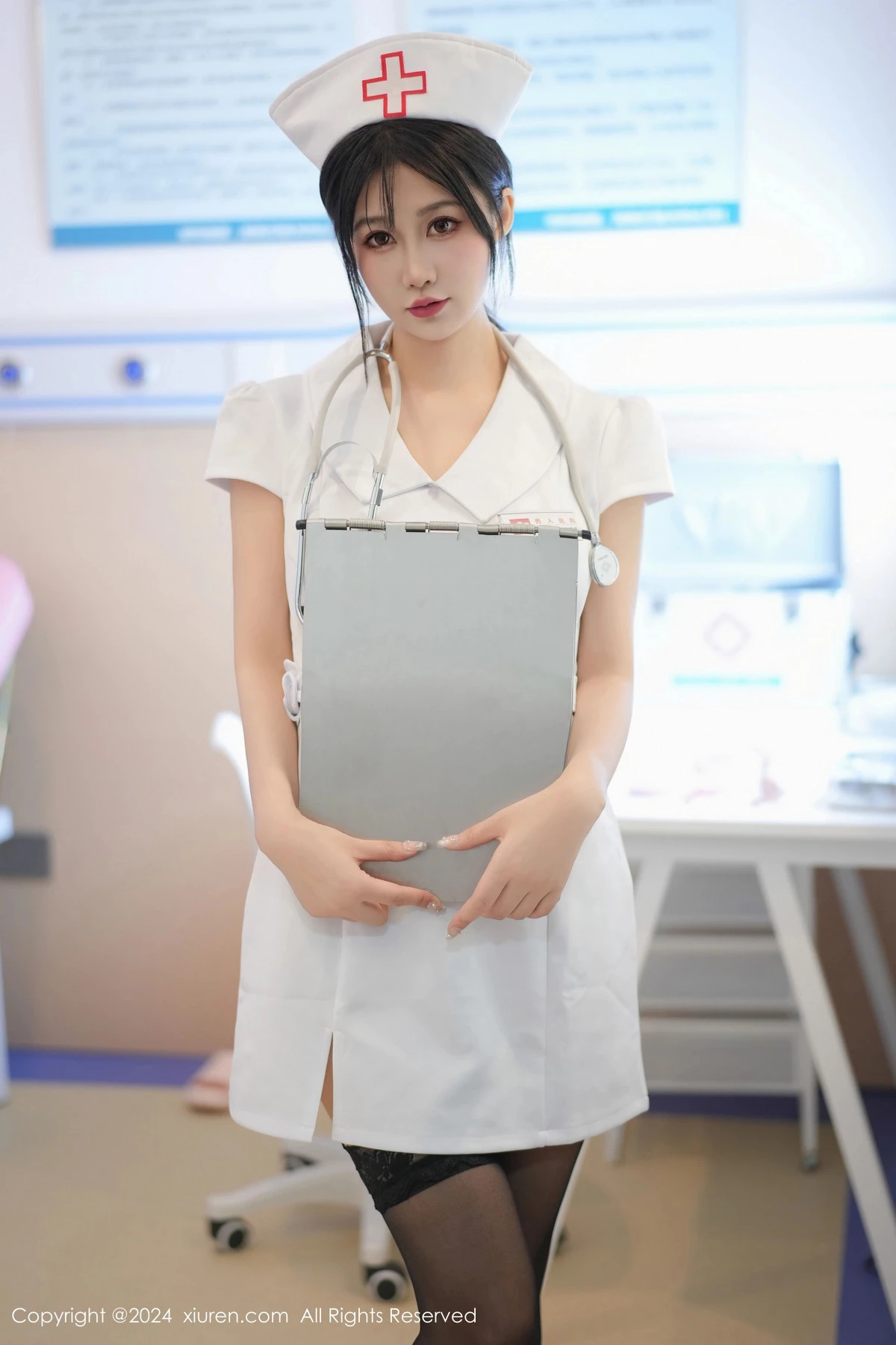 [[XiuRen秀人网]秀人网]No.8512_模特laura阿姣性感白色护士服配黑丝袜半脱秀豪乳翘臀诱惑写真87P