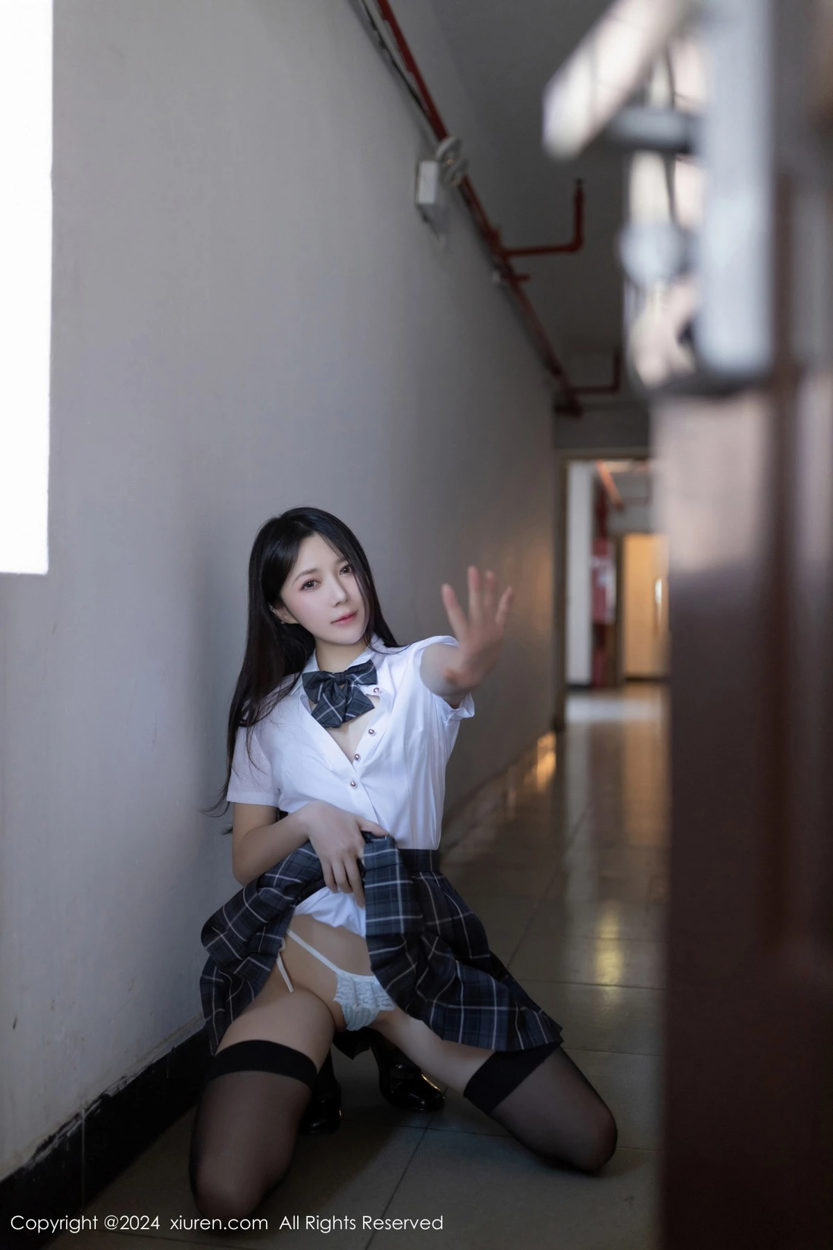 [[XiuRen秀人网]秀人网]No.8516_模特鱼子酱Fish性感白色衬衫配格子短裙露超薄黑丝撩人诱惑写真80P