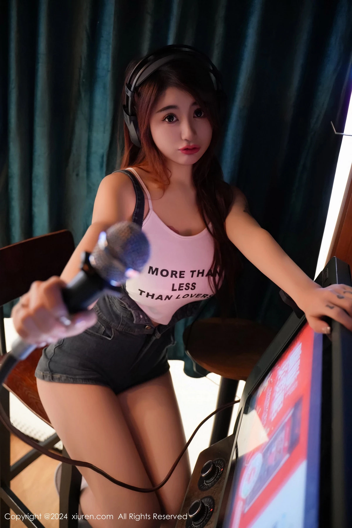 [[XiuRen秀人网]秀人网]No.8506_模特美七Mia性感白色服饰配牛仔裤半脱秀丰腴身材惹火诱惑写真99P