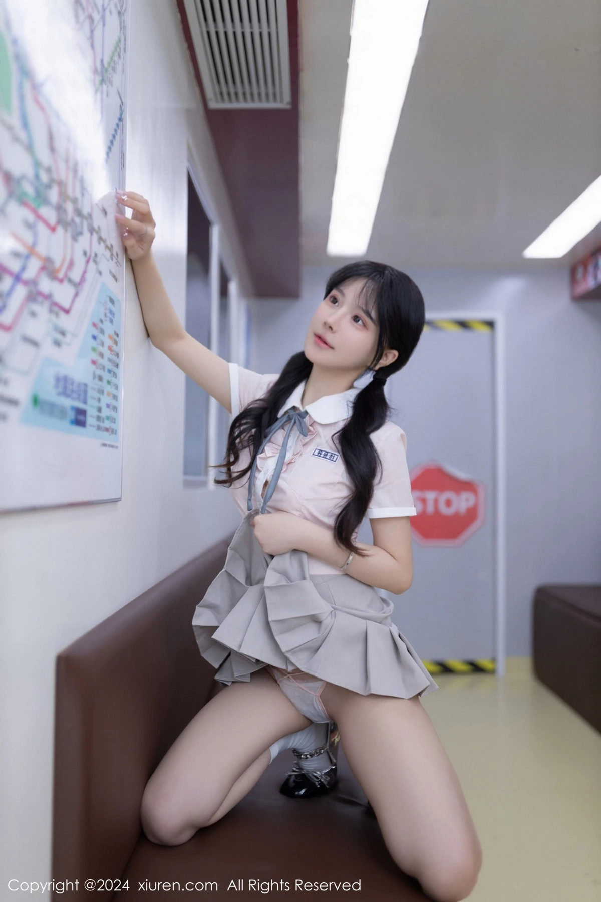 [[XiuRen秀人网]秀人网]No.8515_模特幼幼地铁场景性感浅色学妹制服半脱秀完美身材迷人诱惑写真80P