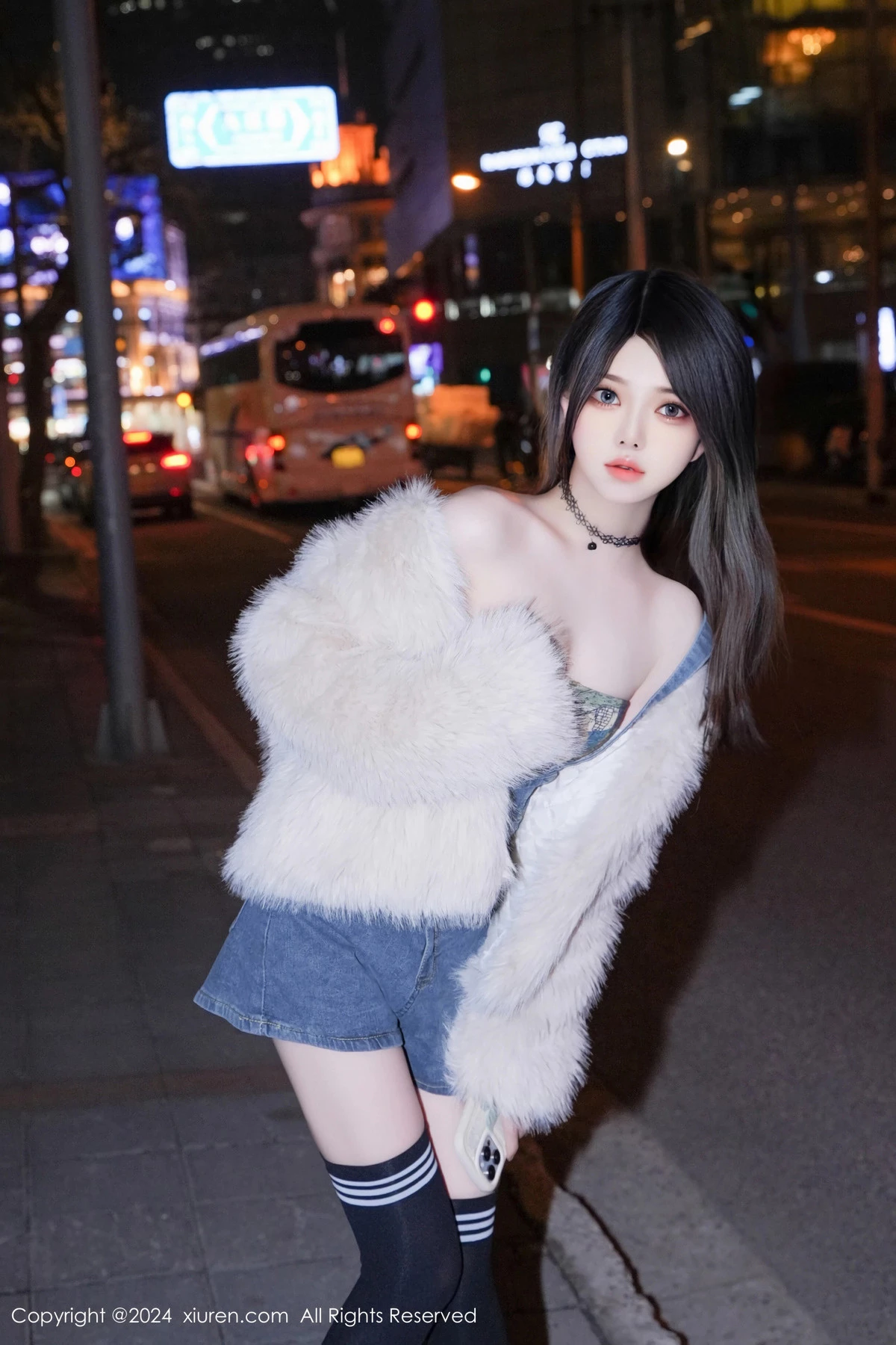 [[XiuRen秀人网]秀人网]No.8508_模特林月月性感抹胸牛仔背带服配黑色腿袜秀完美身材迷人写真63P