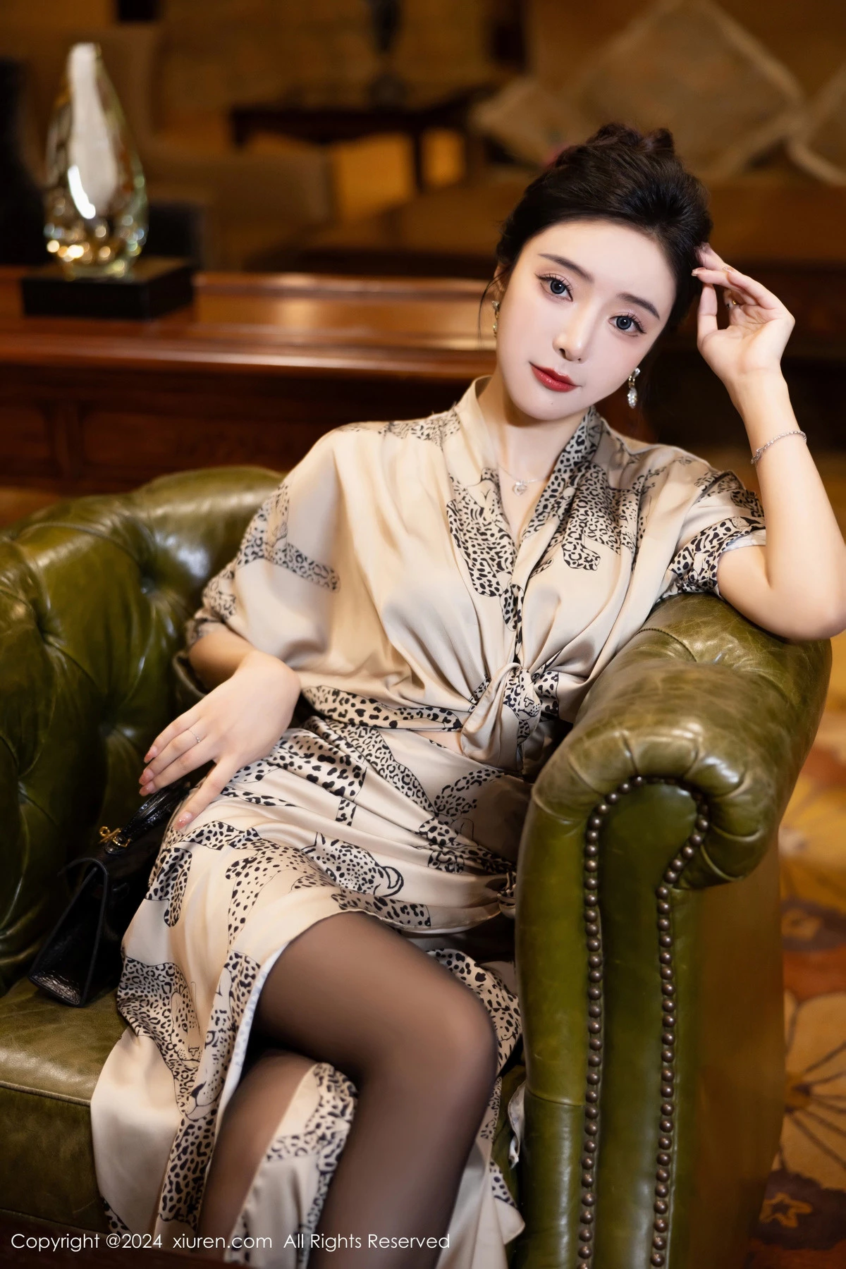 [[XiuRen秀人网]秀人网]No.8510_女神王馨瑶yanni性感睡衣露灰绿色内衣配超薄黑丝完美诱惑写真82P