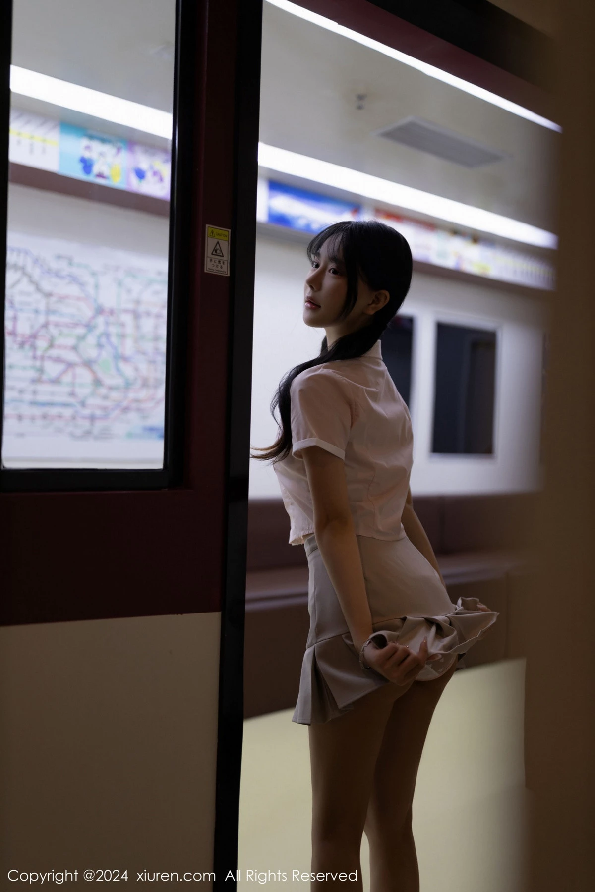 [[XiuRen秀人网]秀人网]No.8515_模特幼幼地铁场景性感浅色学妹制服半脱秀完美身材迷人诱惑写真80P